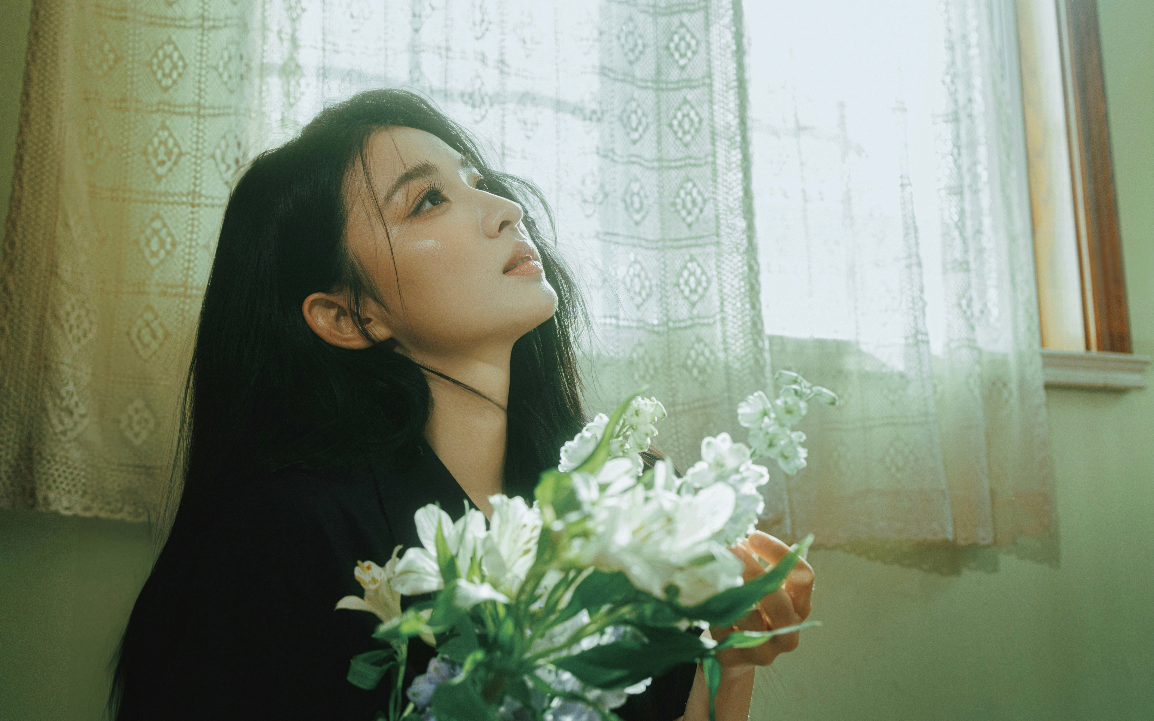 超清王楚然 室内 鲜花 窗 高清 美女 高清壁纸 3840×2400