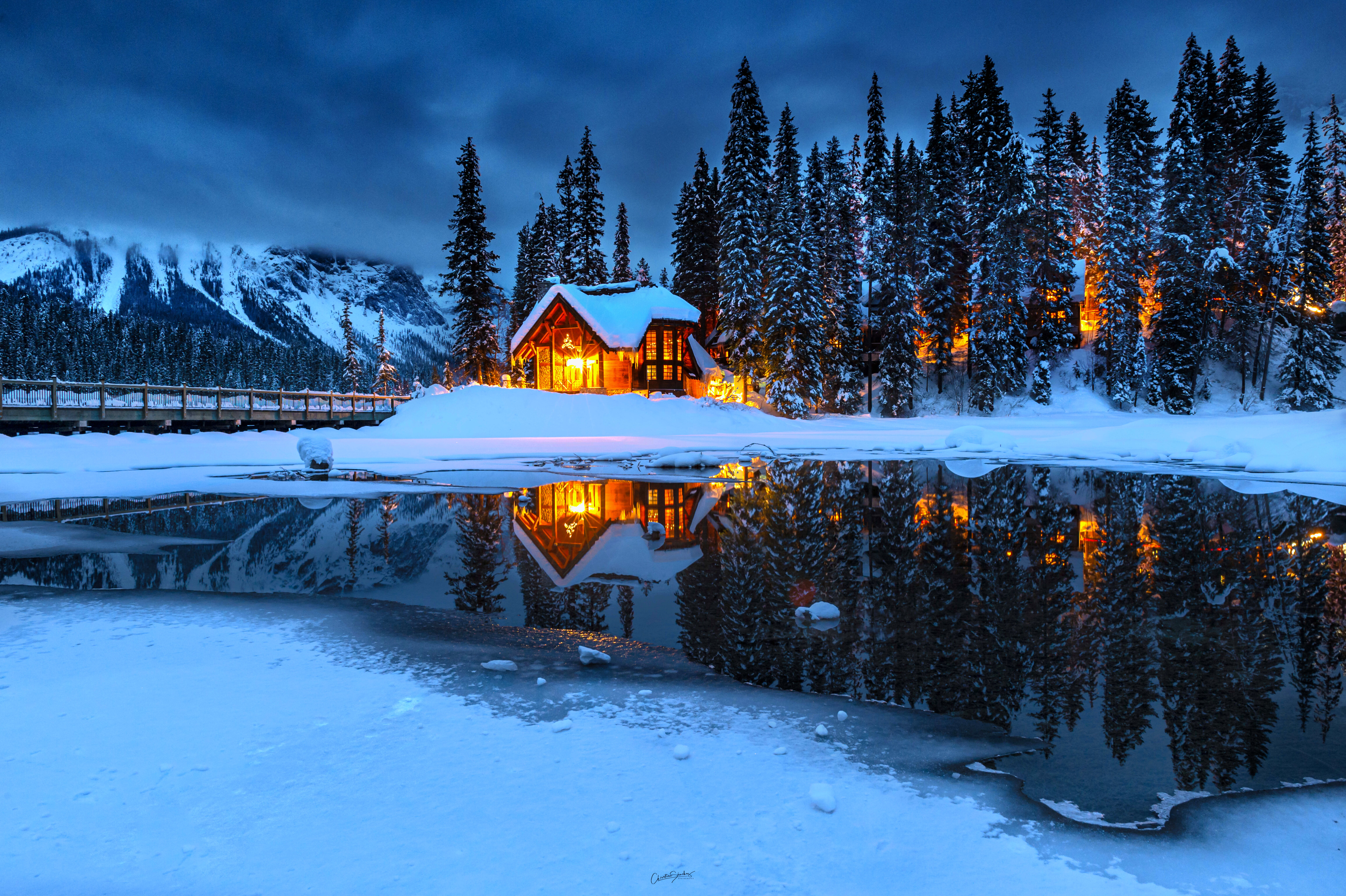 经典冬天 小屋 夜晚 房子 湖 水 树 雪 风景 松树 4K壁纸 6144×4090