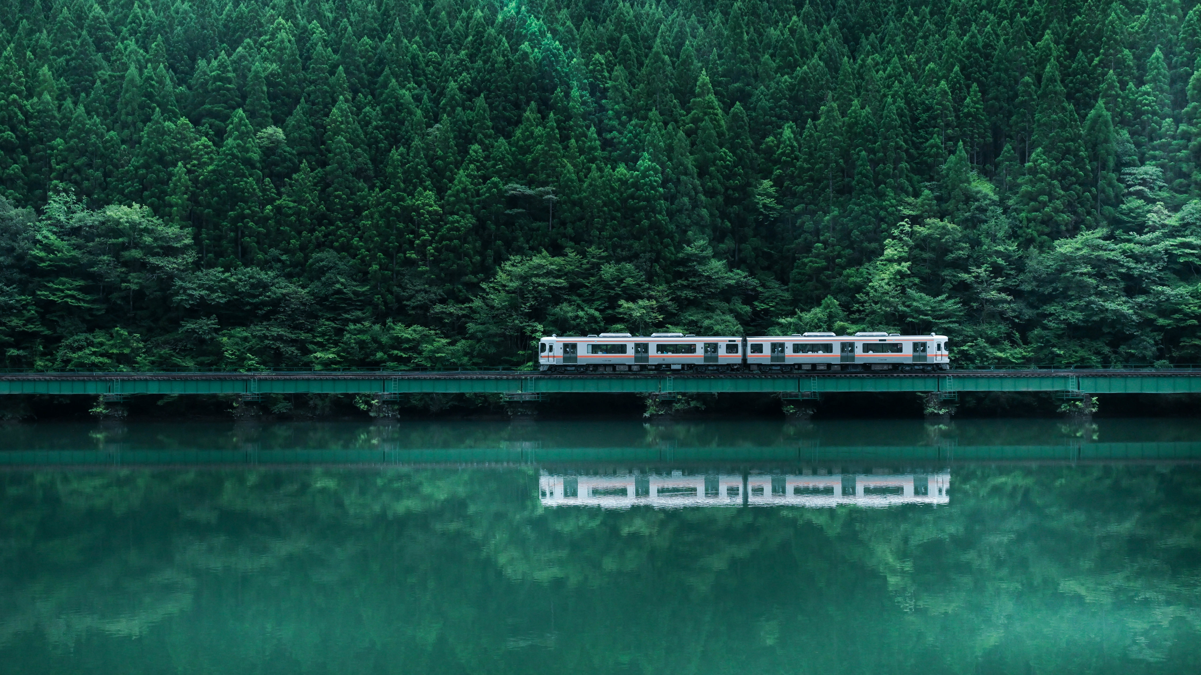 高清自然 景观 桥梁 树木 森林 树叶 倒影 火车 铁路 高山 桌面壁纸 3840×2160