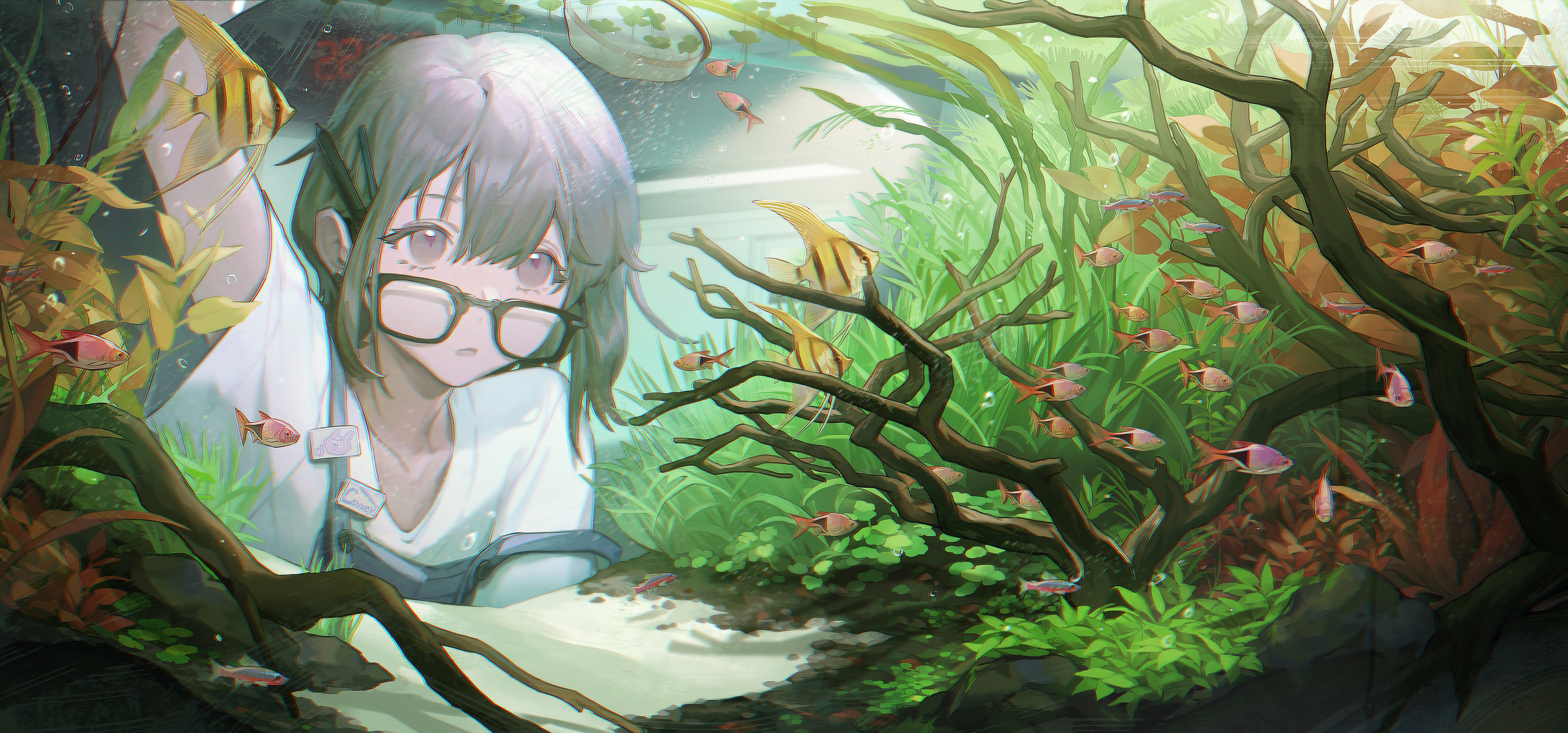 深色头发 短发 灰色眼睛 动漫 女孩 眼镜 鱼 水族馆 铅笔 时钟 4K高清壁纸 6414×3000