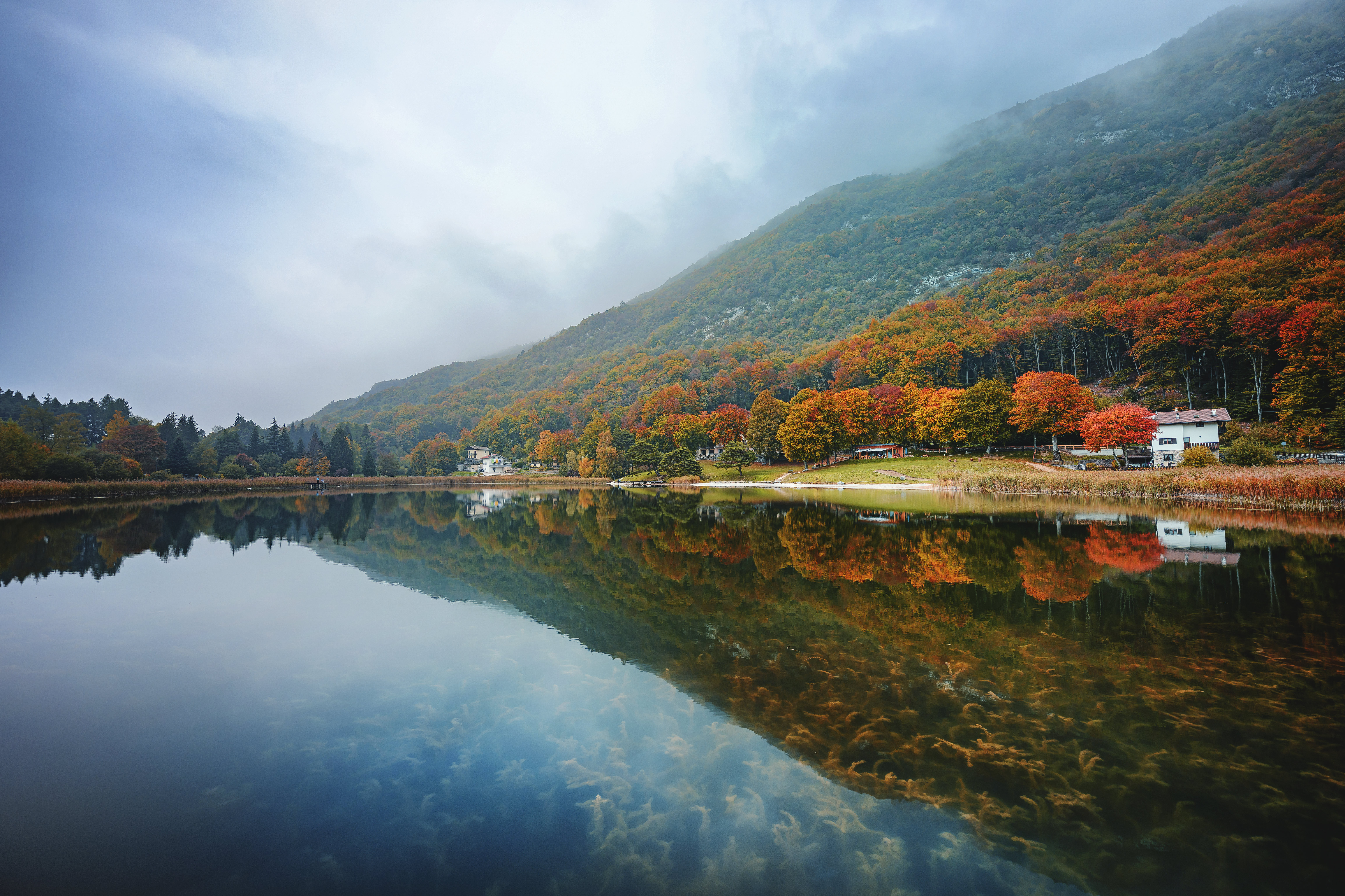 自然 景观 树木 森林 云 水湖 清水 倒影 植物 房屋 秋天 壁纸 6144×4096