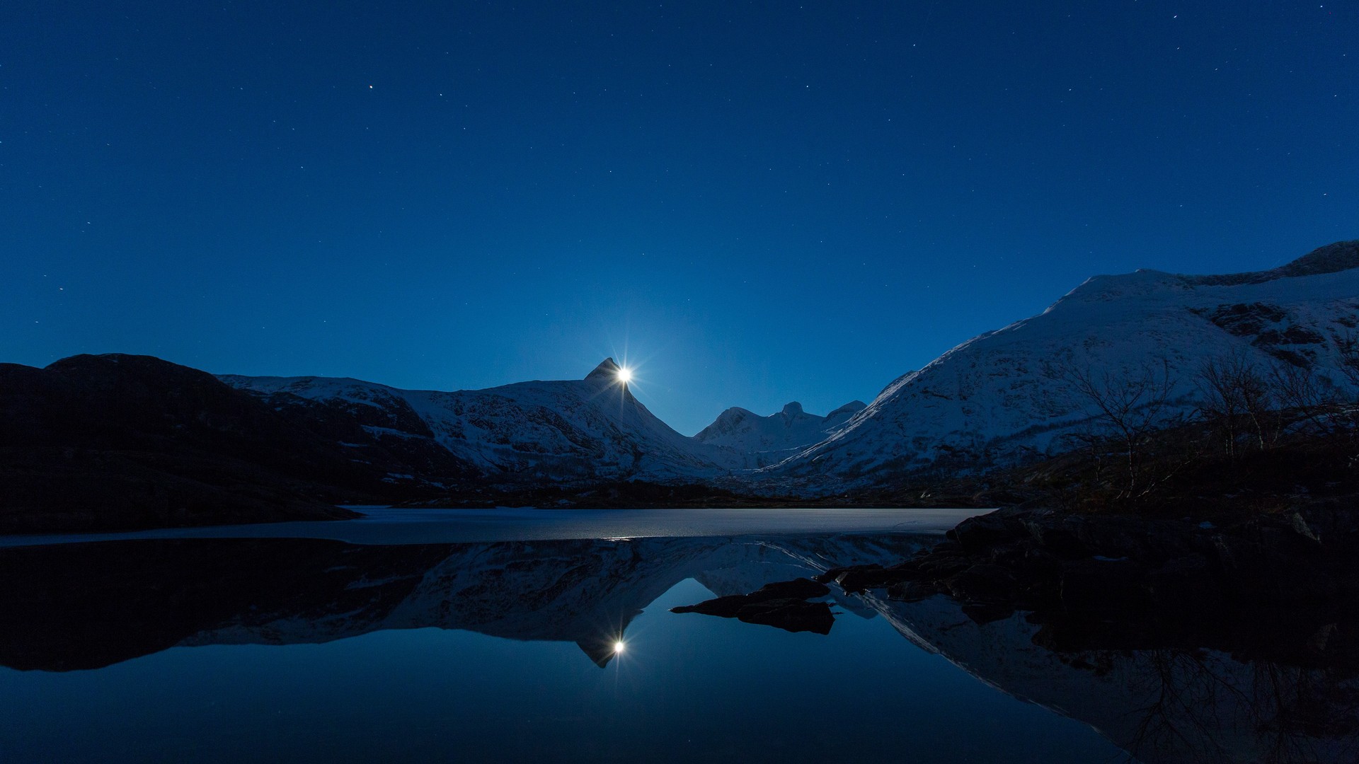 自然 风景 晴朗 天空 夜晚 雪 冬天 山 湖 月亮 月光 电脑 4K高清壁纸 3840×2160