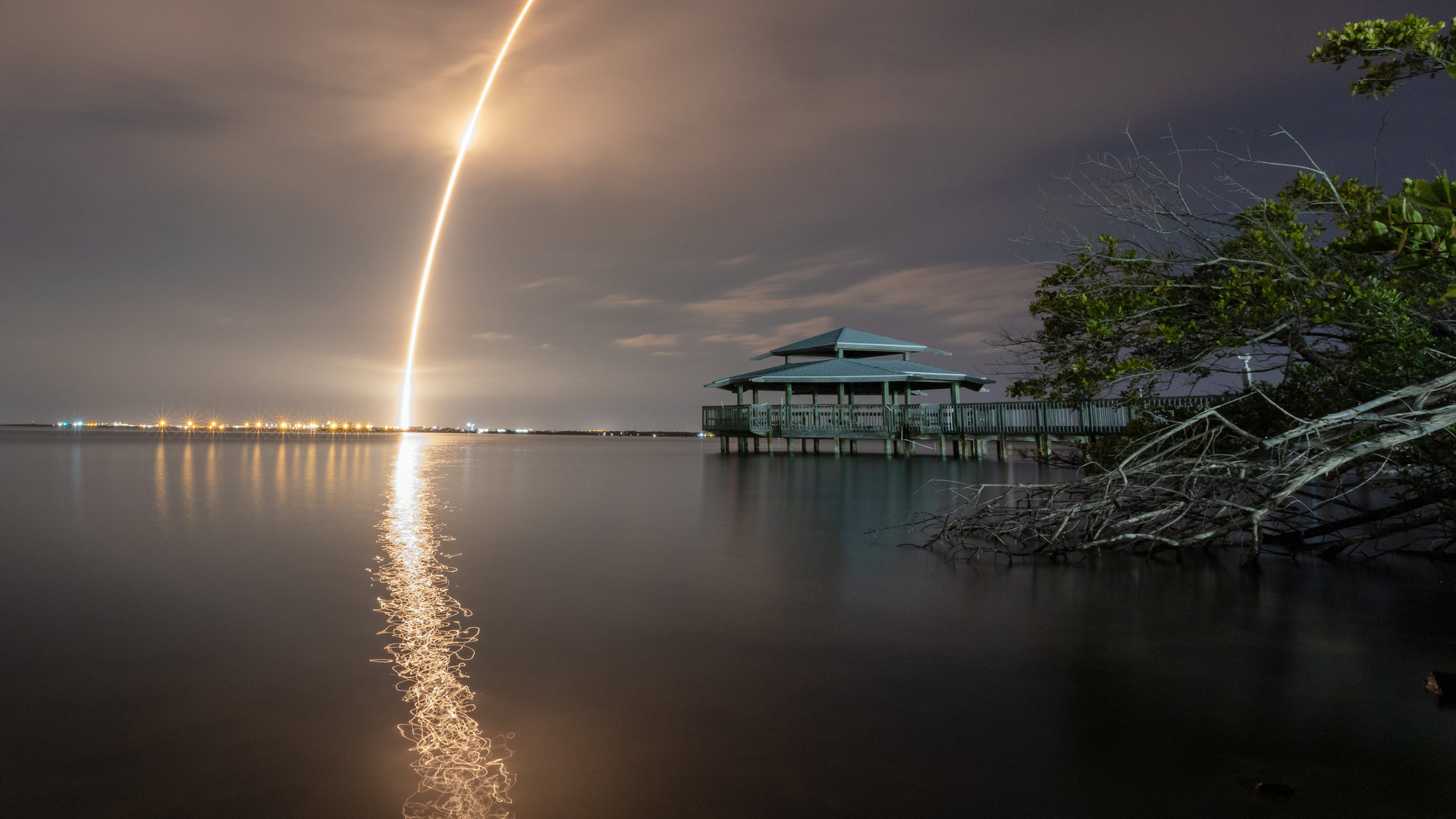 热门空间 树木 水 火箭 云 发射 风景 夜晚 电脑 壁纸 6144×4608