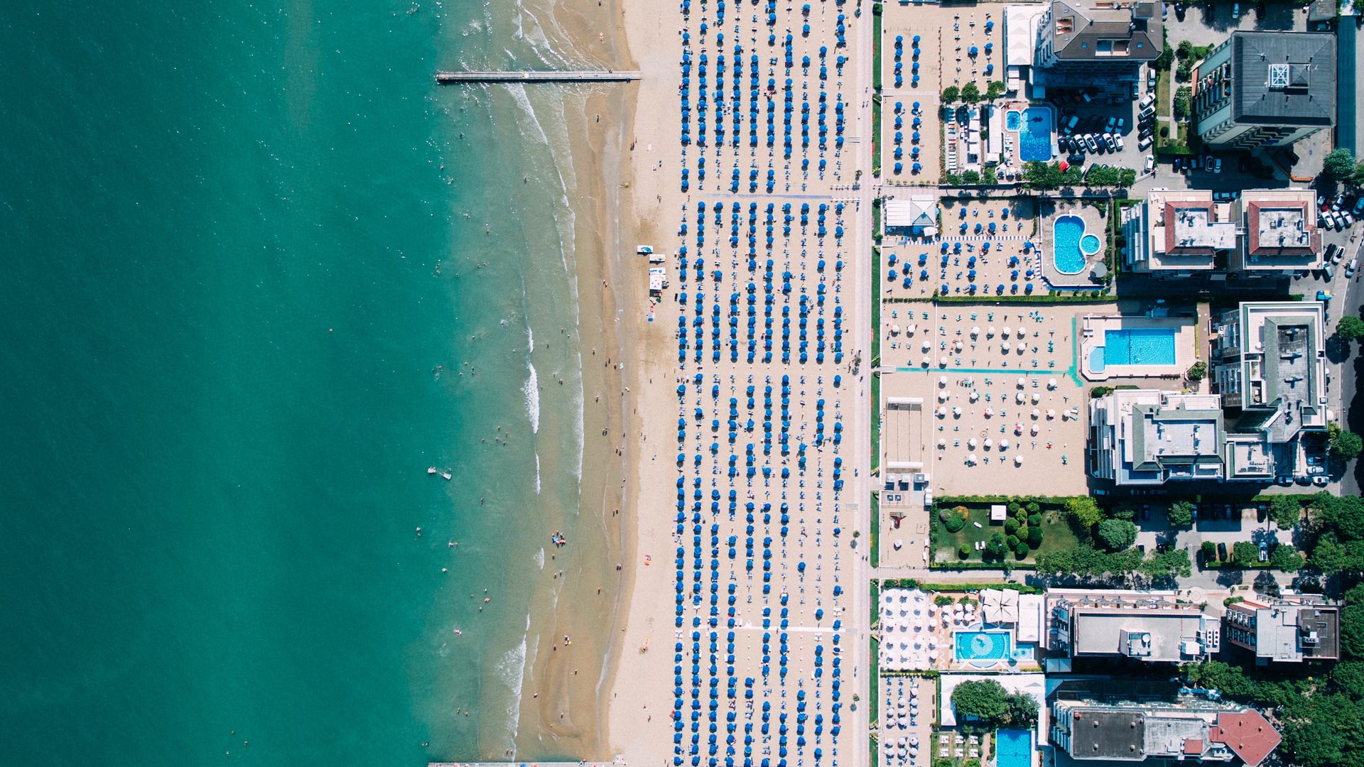 唯美海岸 海滩 鸟瞰 码头 游泳池 建筑 水 电脑 手机壁纸 4429×3320