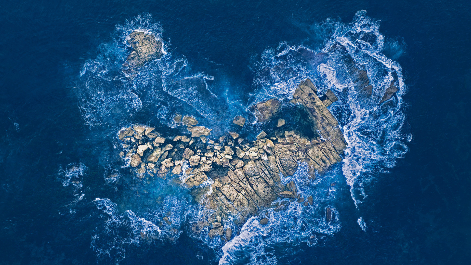超清岩石 海浪 爱情 大海 心形 鸟瞰 电脑 4K壁纸 5384×3029