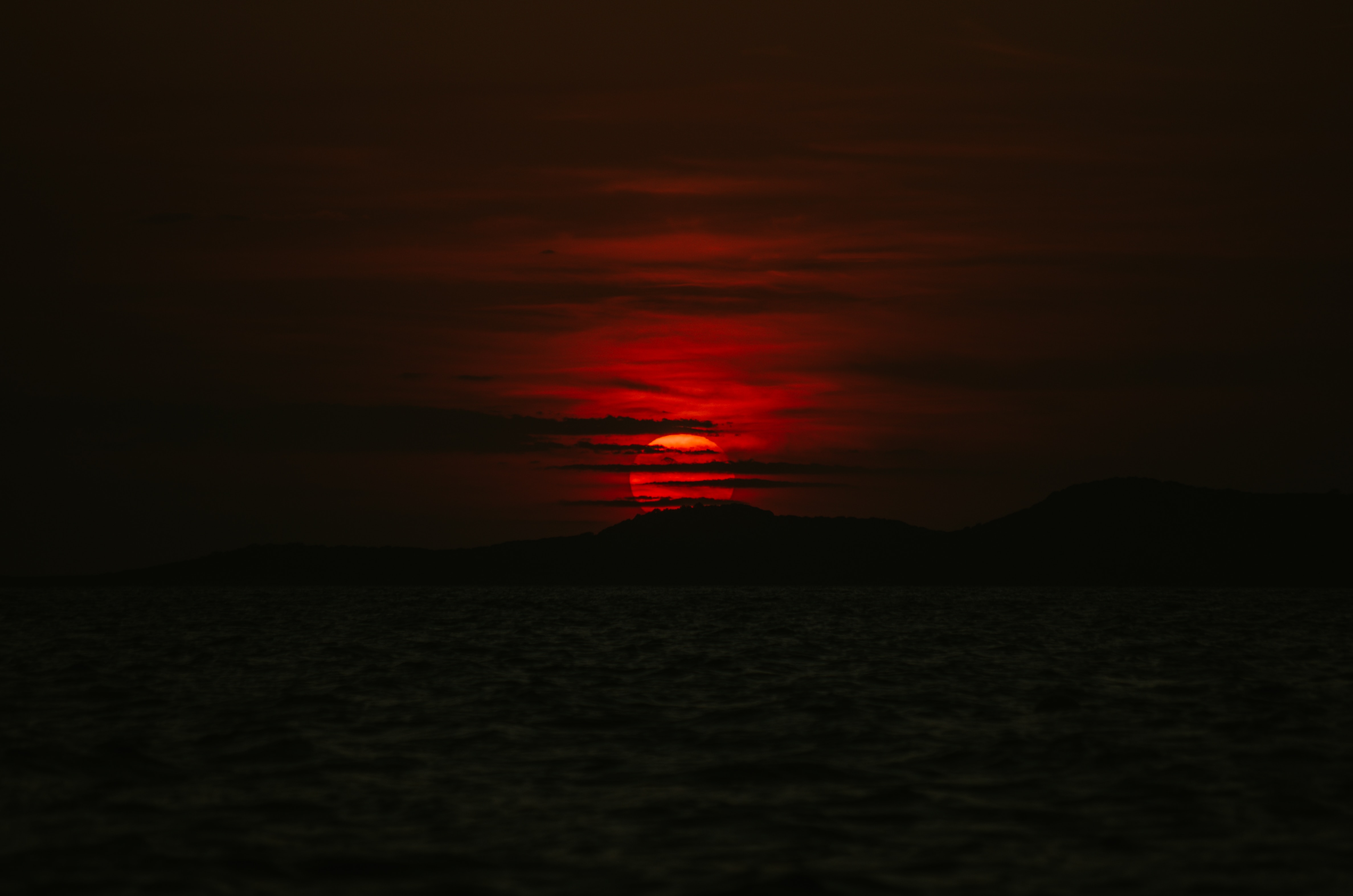 经典山脉 红日 黑暗 日落 太阳 大海 户外 壁纸 4751×3147