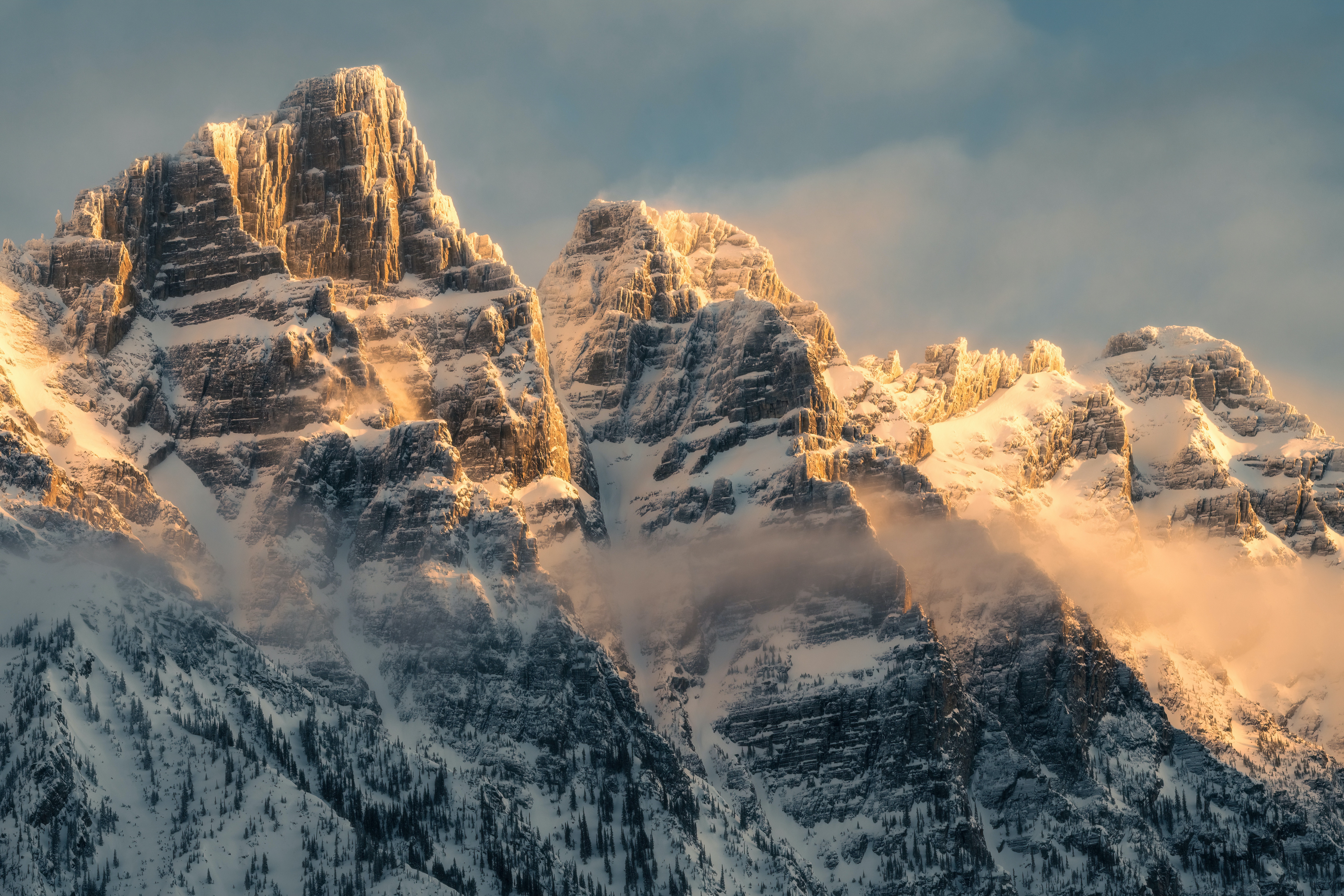 绚丽摄影 自然 风景 山脉 薄雾 岩石形成 雪 壁纸 7227×4820
