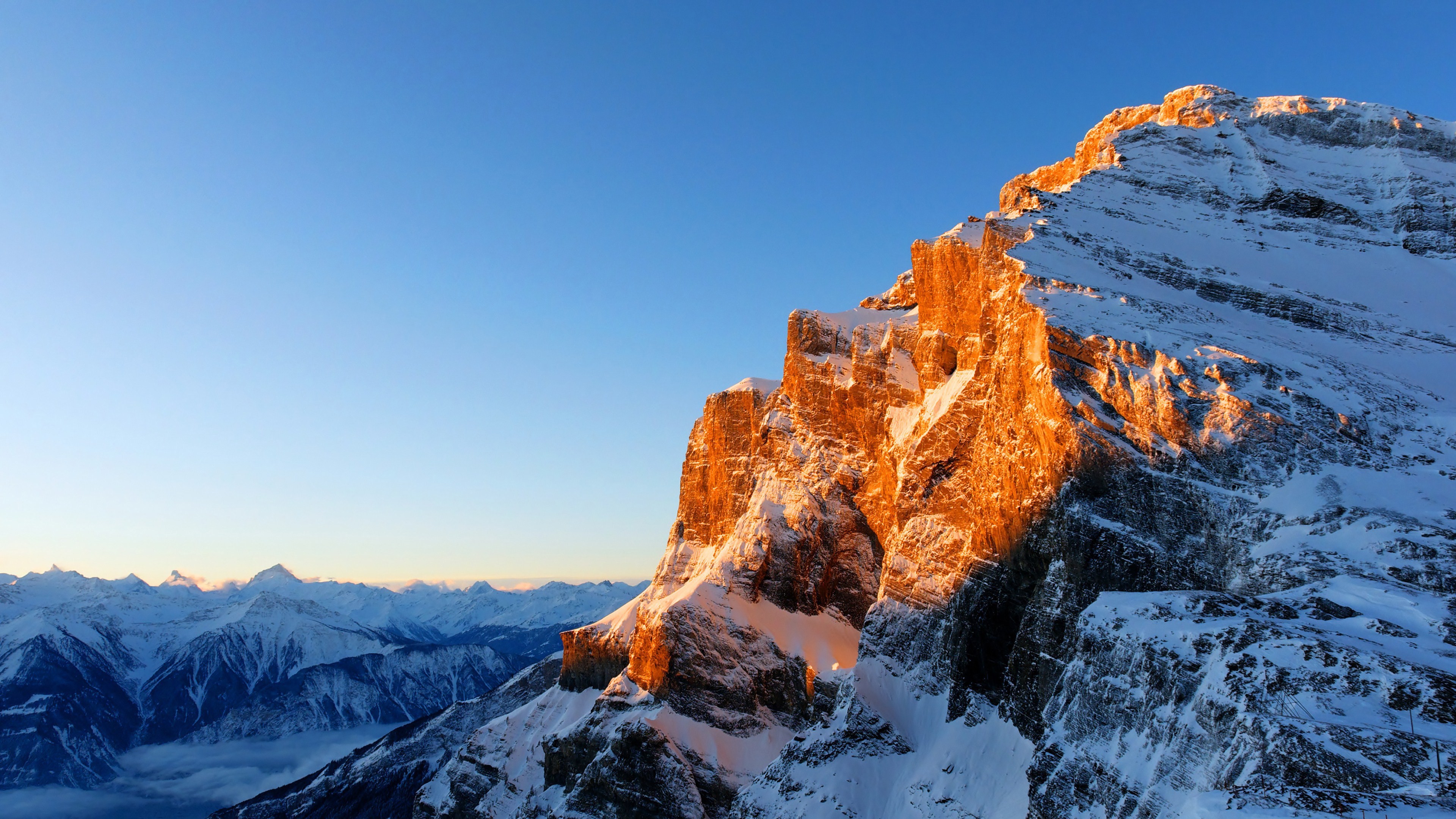 精选自然 山脉 雪 风景 晴朗 天空 阳光 蓝色 岩石 无水印壁纸 3840×2160