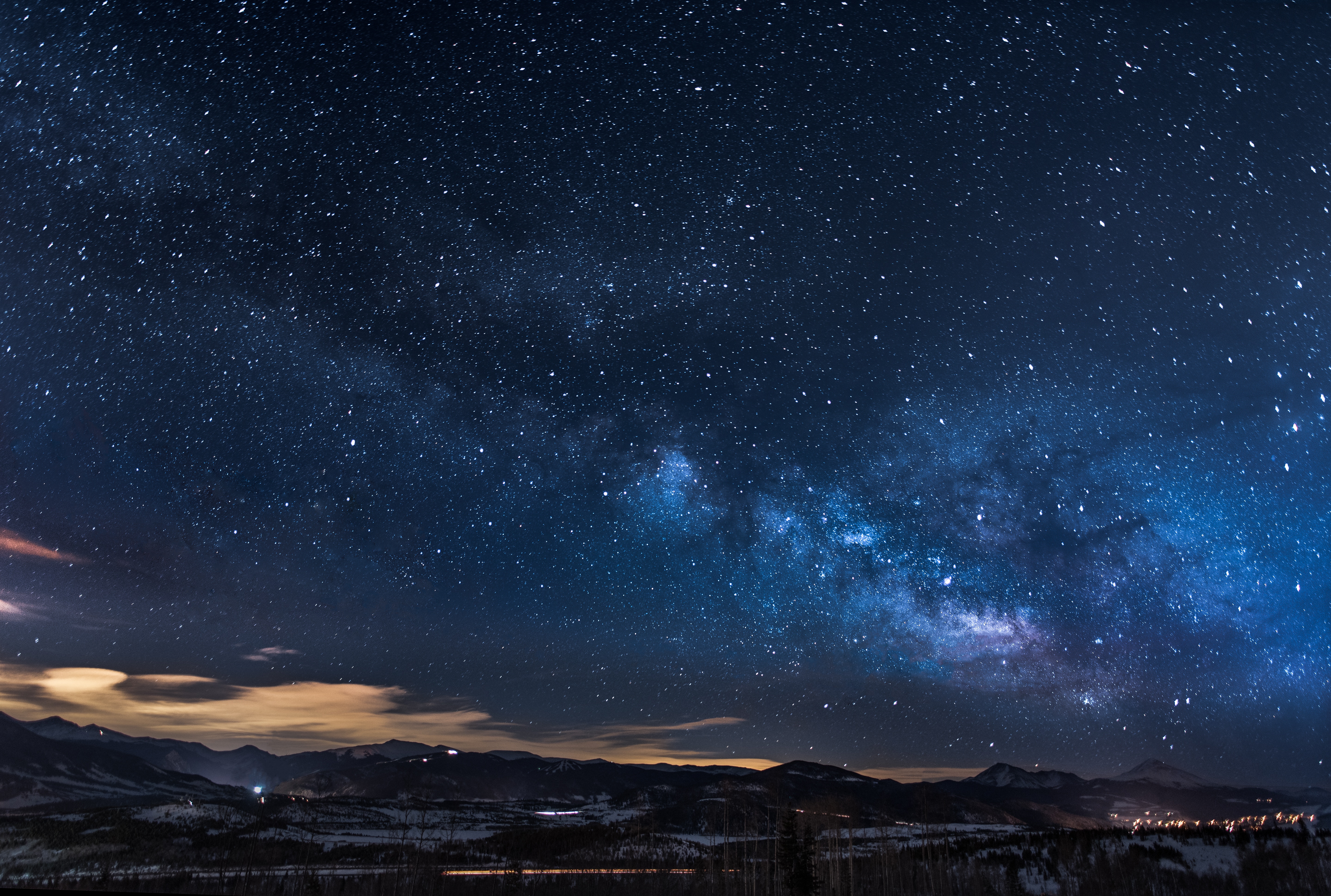 绝美自然 繁星 树木 夜晚 蓝色 天空 银河 星空 星夜 无水印壁纸 5751×3871