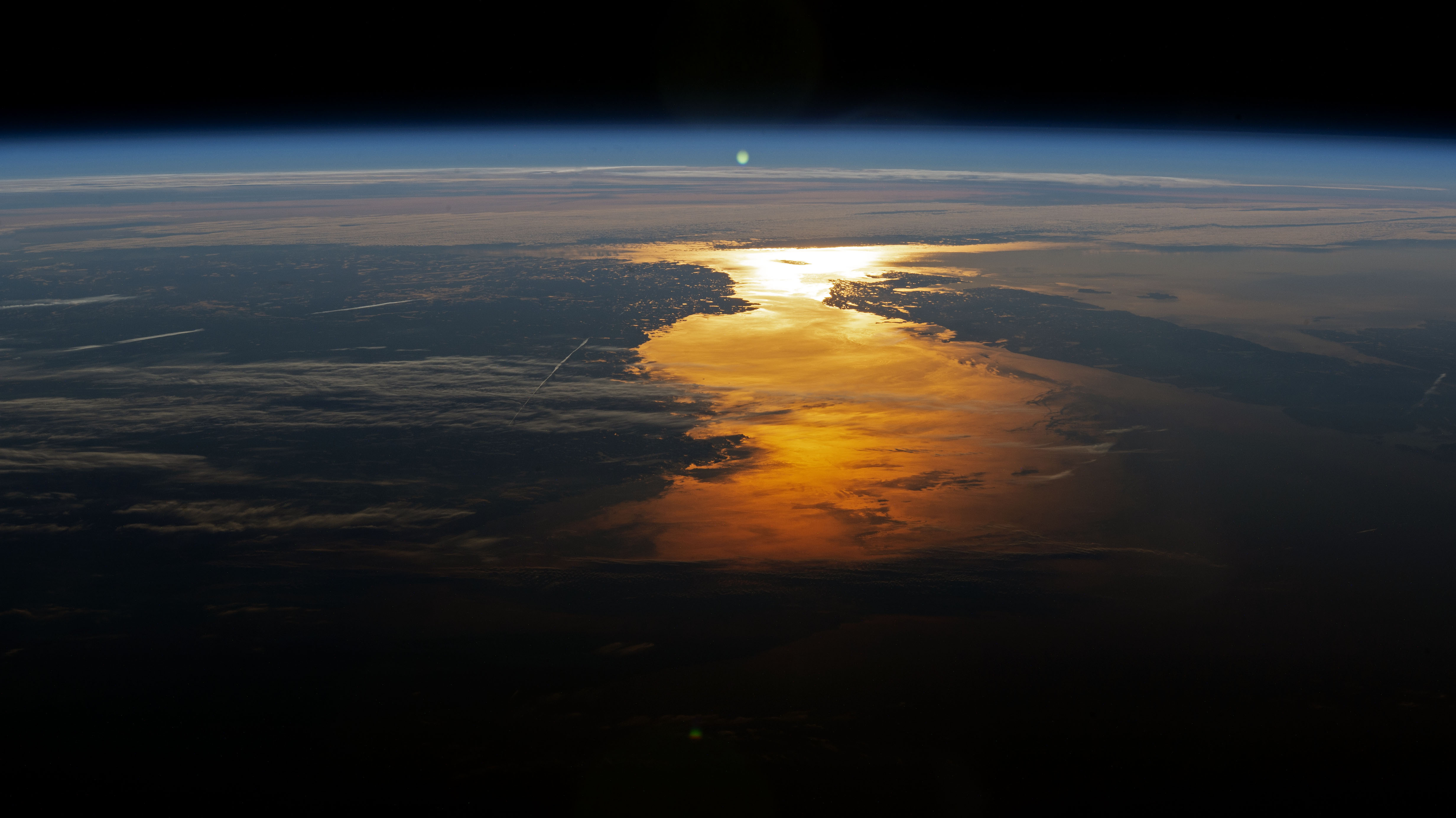 空间 太阳 地平线 大气 行星 4K高清壁纸 4928×2768