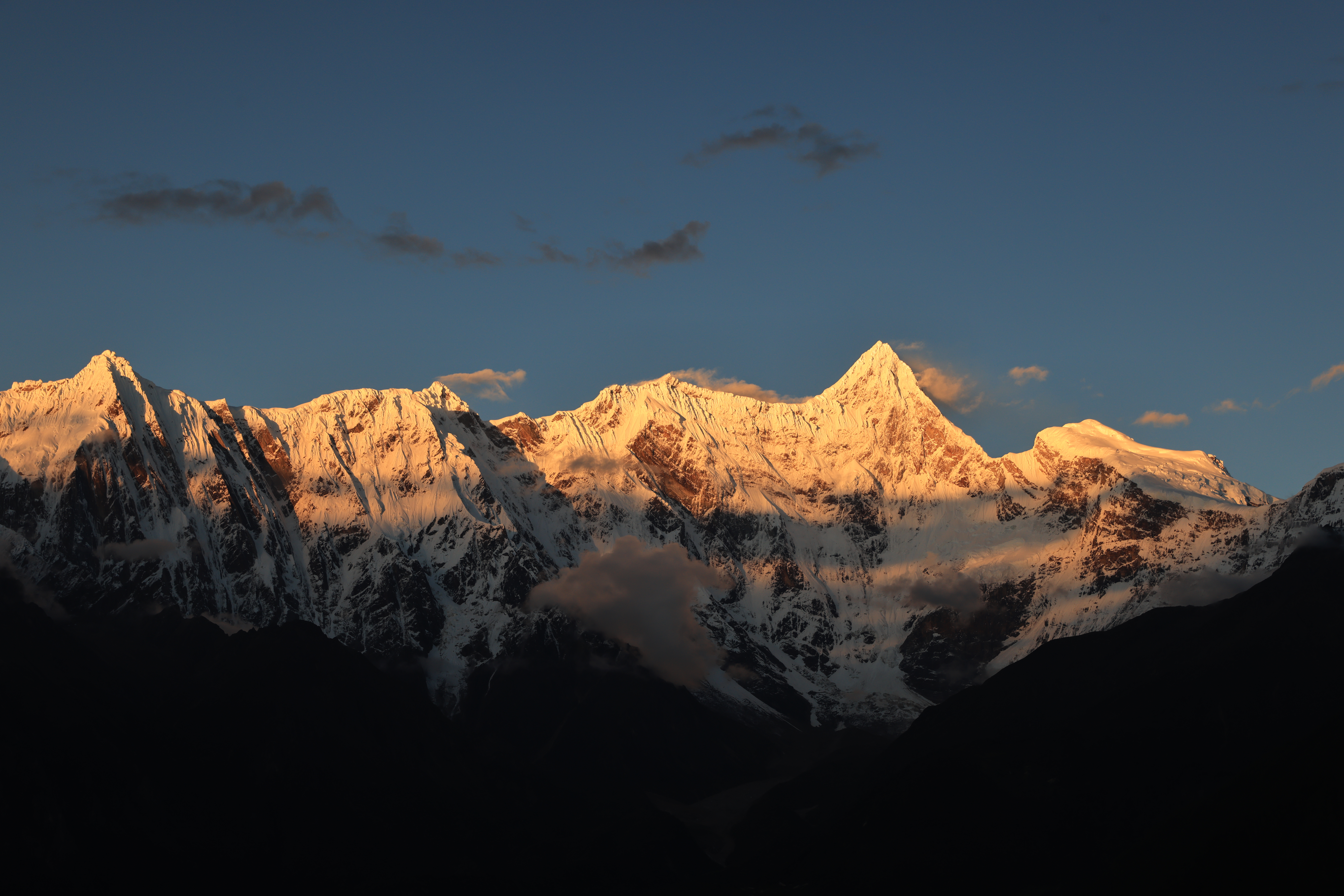 雪峰 日落 山景 山脉 雪山 4K高清壁纸 8192×5464