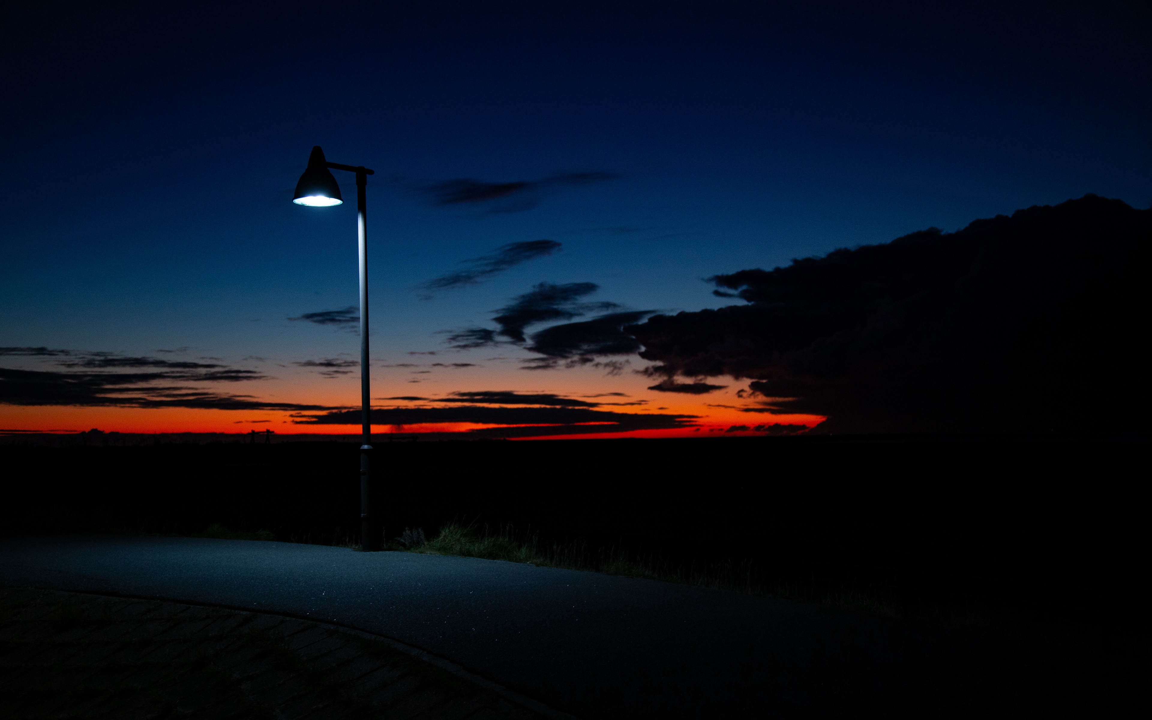 夜 灯光 黑暗 道路 路灯 日落 天空 云彩 桌面壁纸 3840×2400