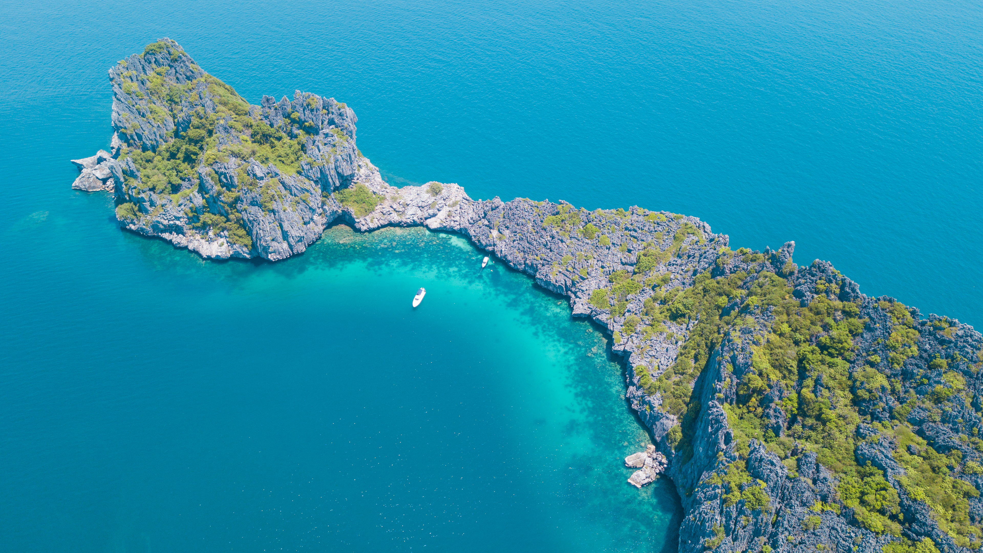 唯美摄影 岛屿 游艇 海洋 自然 水 岩石 树木 手机壁纸 3840×2160