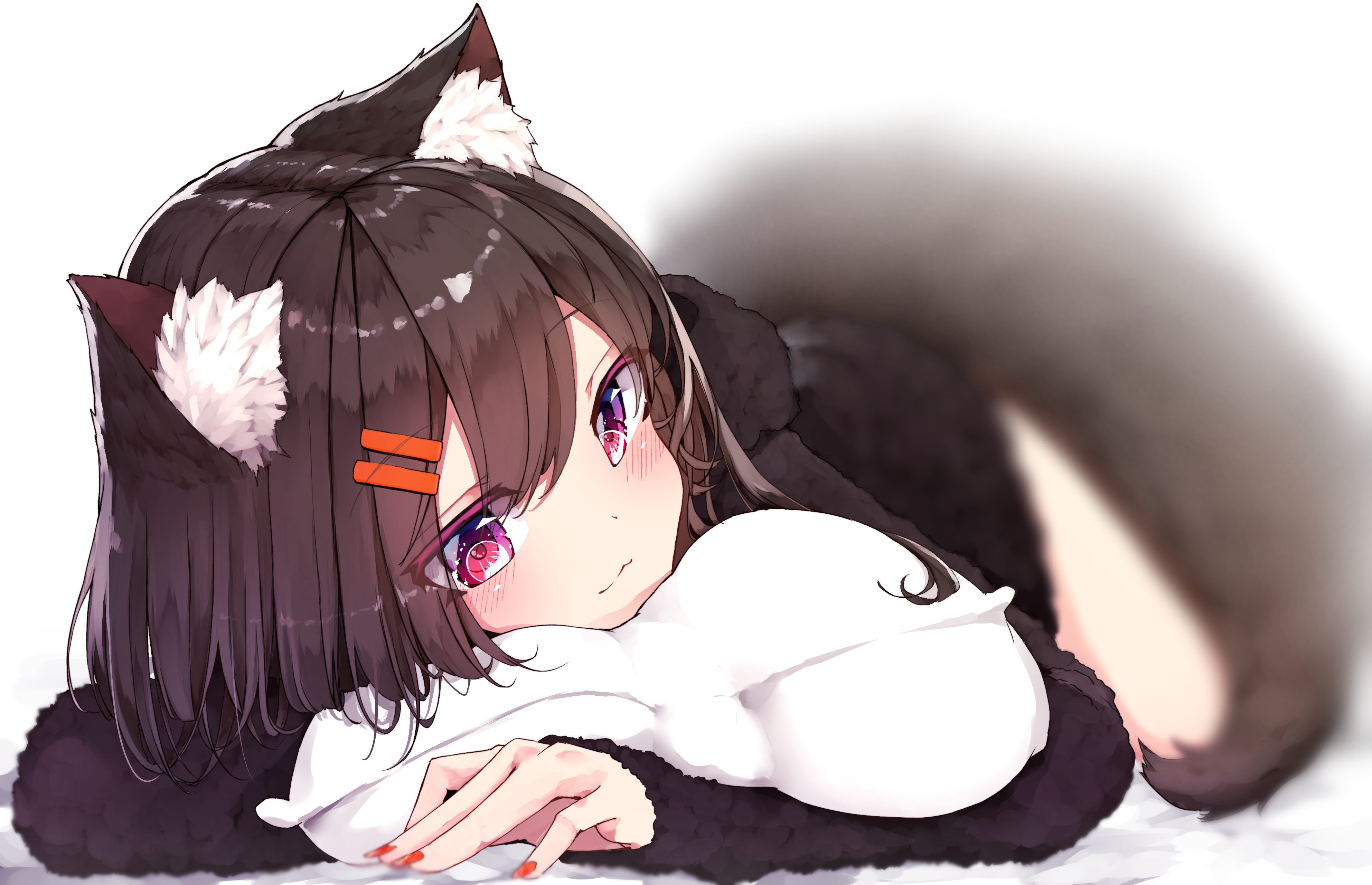 黑发 动漫 女孩 枕头拥抱 紫色眼睛 兽耳 狐狸少女 尾巴 脸红 壁纸 3970×2562