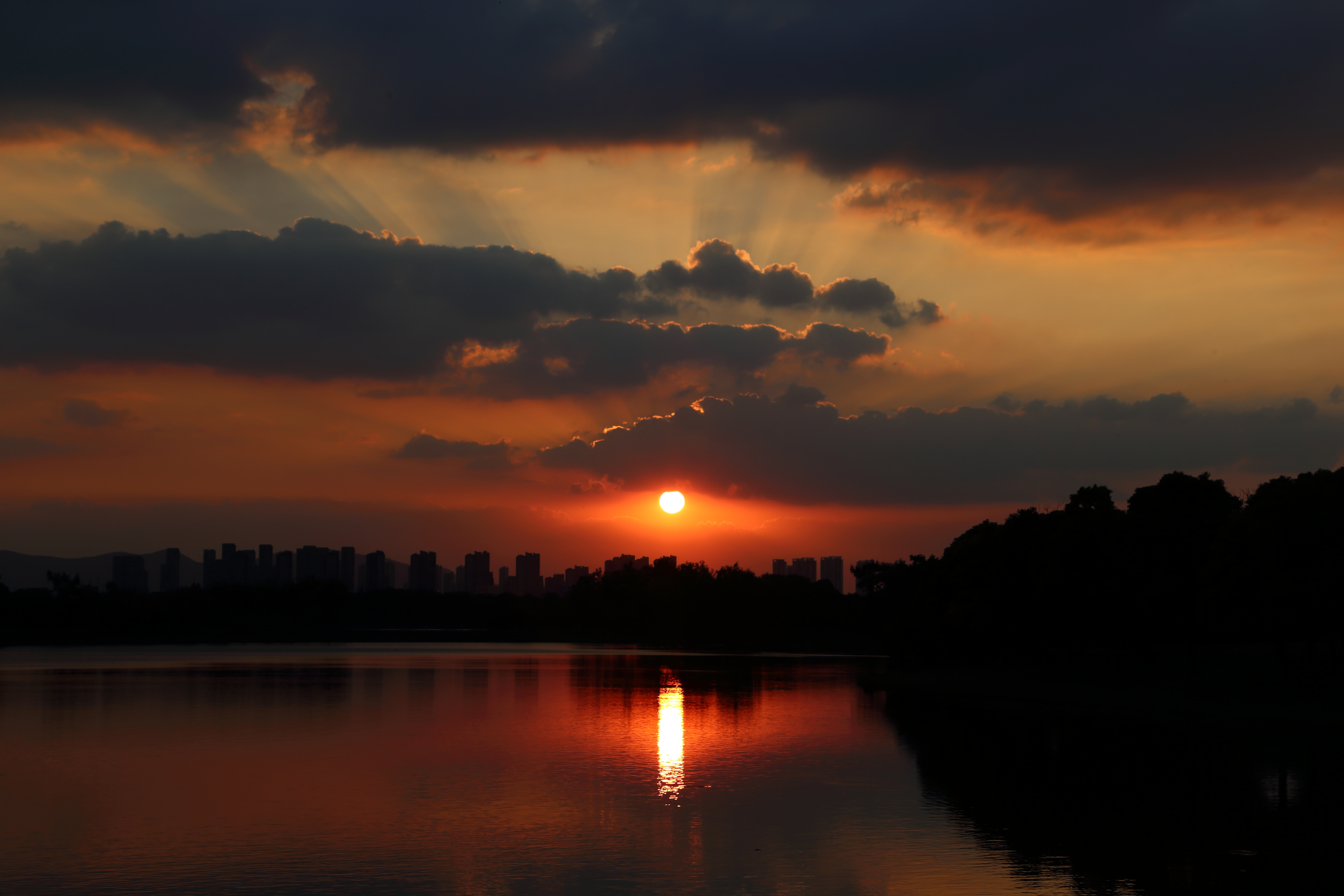 唯美阳光 夕阳辉光 日落 自然 中国 水 倒影 天际线 城市 风景 无水印壁纸 5472×3648
