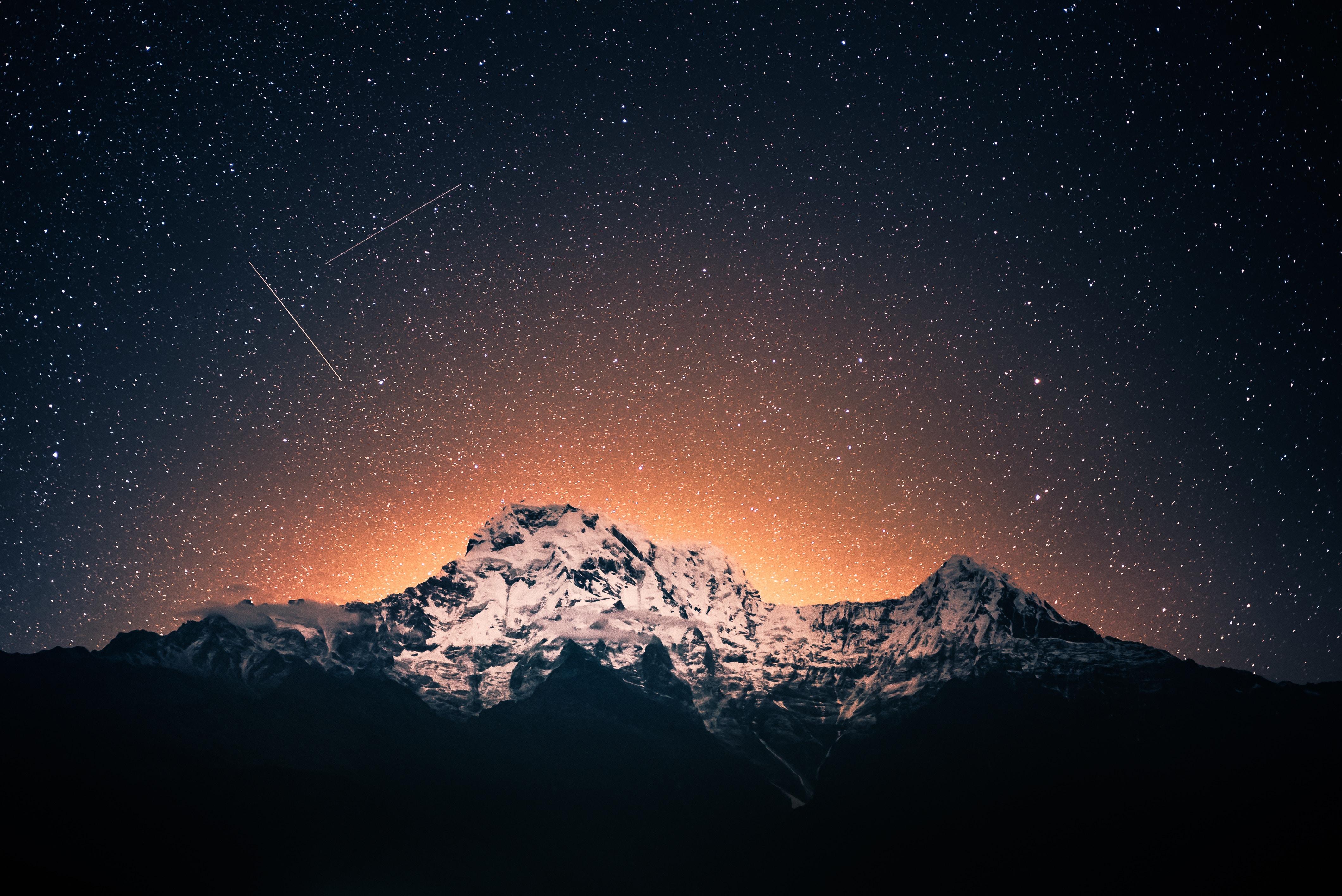 精选夜晚 天空 夜空 风景 户外 星星 太空 山顶 彗星 橙色 黄昏 山脊 雪 峰 发光 长相 夜景 繁星之夜 喜马拉雅山 4K壁纸 4240×2832