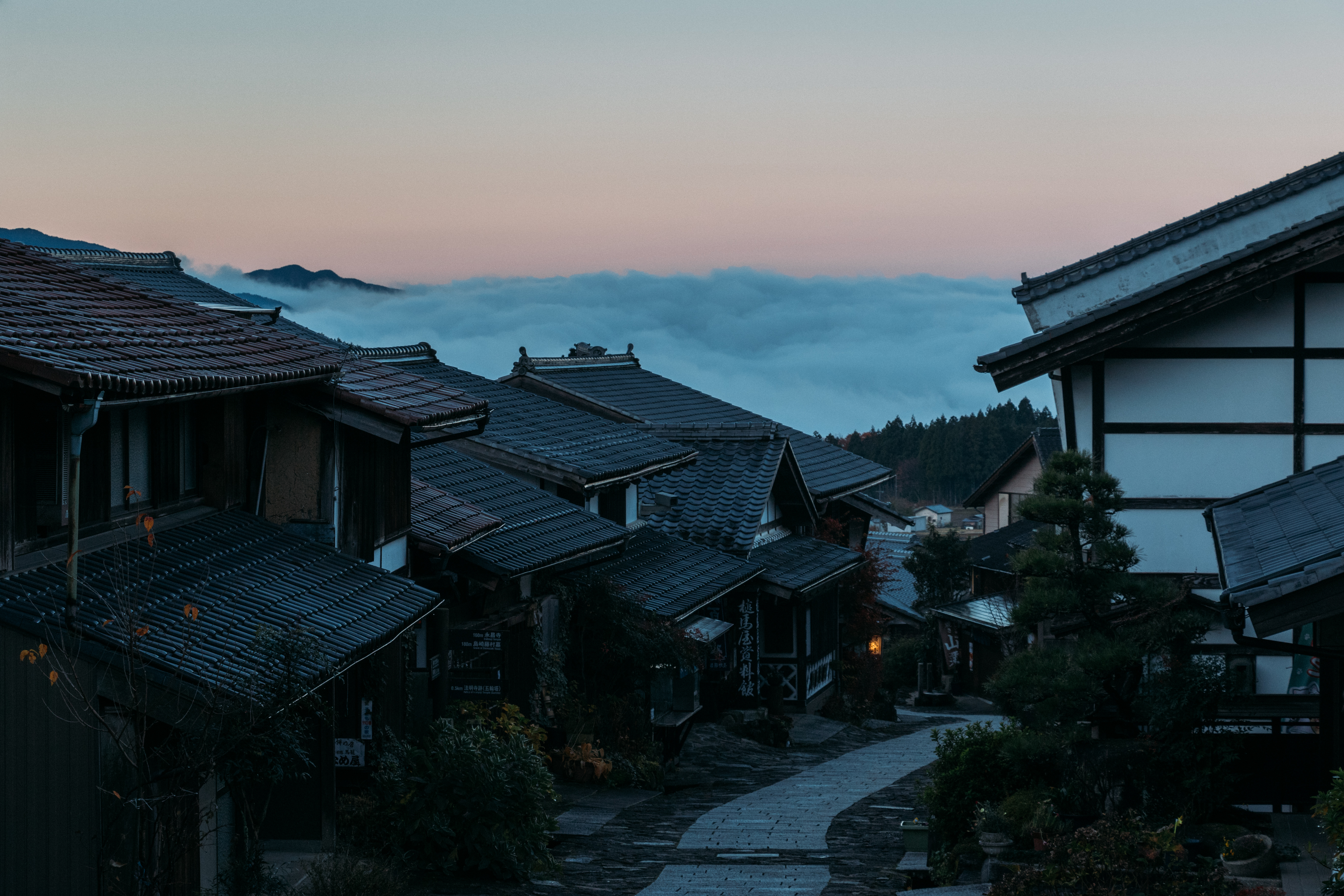 云 城市 街景 房屋 路径 4K高清壁纸 5472×3648