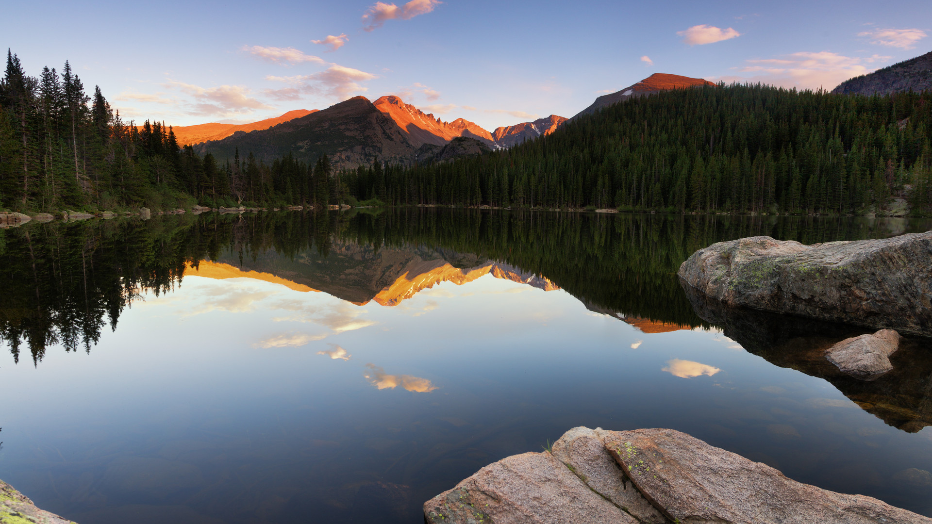 唯美熊湖 落基山国家公园 龙峰 湖泊 倒影 摄影 日落 风景 夕阳辉光 水 自然 树木 岩石 山脉 壁纸 6144×4280