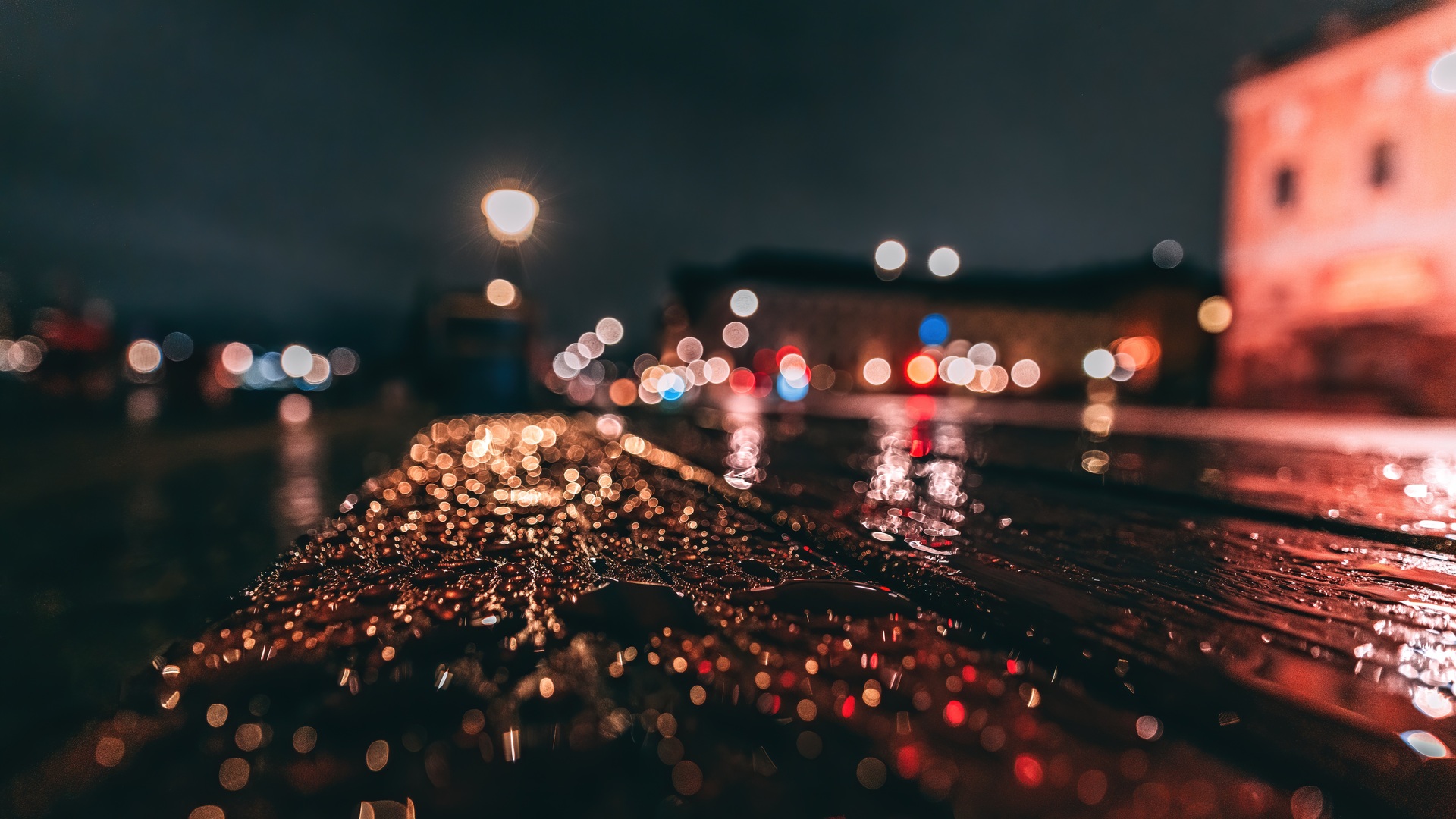 超清景深 城镇 潮 长凳 水滴 摄影 夜晚 灯光 模糊 壁纸 6144×4096
