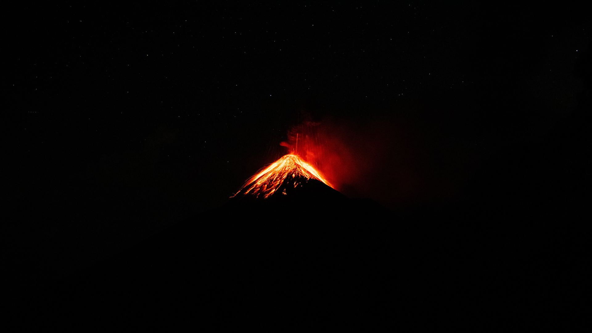 唯美火山 喷发 山脉 星星 熔岩 烟雾 自然 危地马拉 4K壁纸 3840×2160