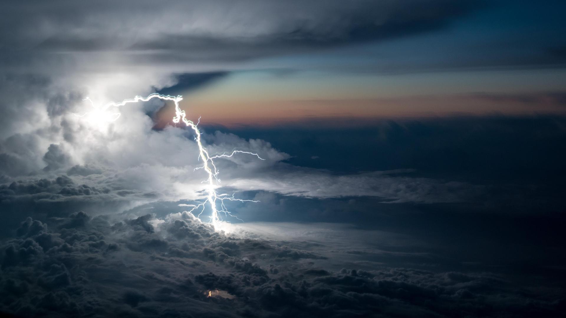 绚丽自然 风景 鸟瞰 云 天空 夜晚 闪电 电脑 桌面壁纸 4909×2761
