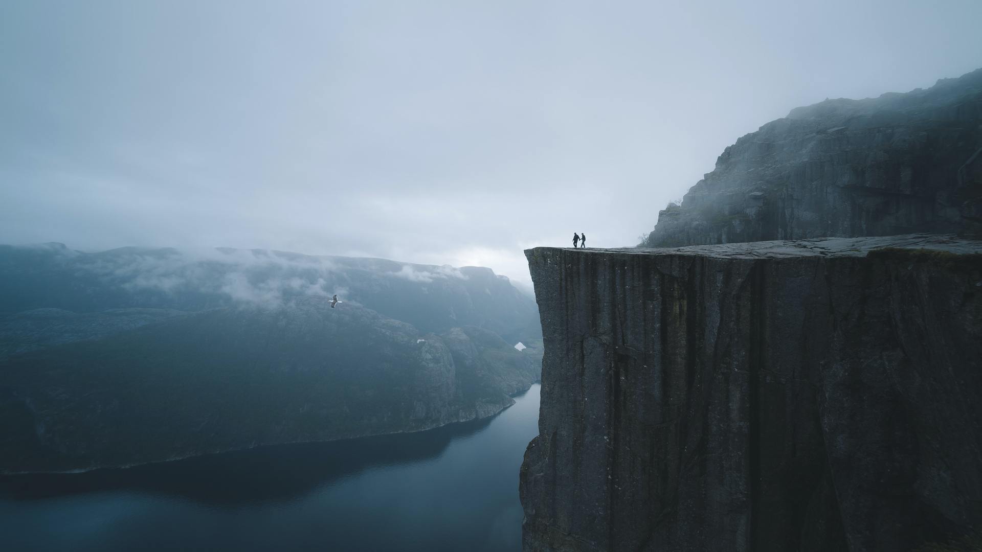 热门人 风景 自然 岩石 悬崖 水 薄雾 河流 电脑 高清壁纸 4240×2385