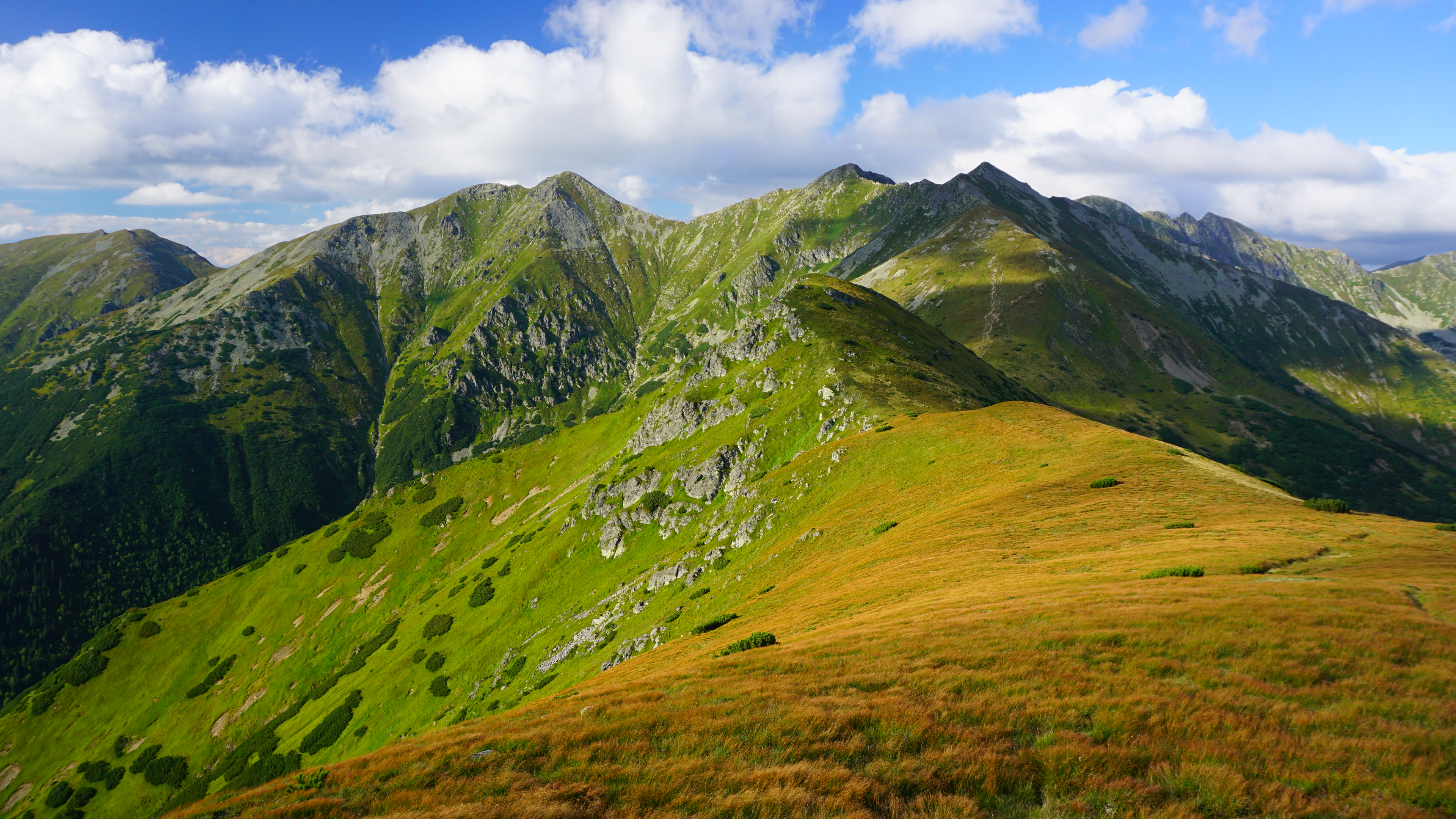 高清自然 风景 山 草 岩石 天空 云 阳光 田野 壁纸 3840×2160