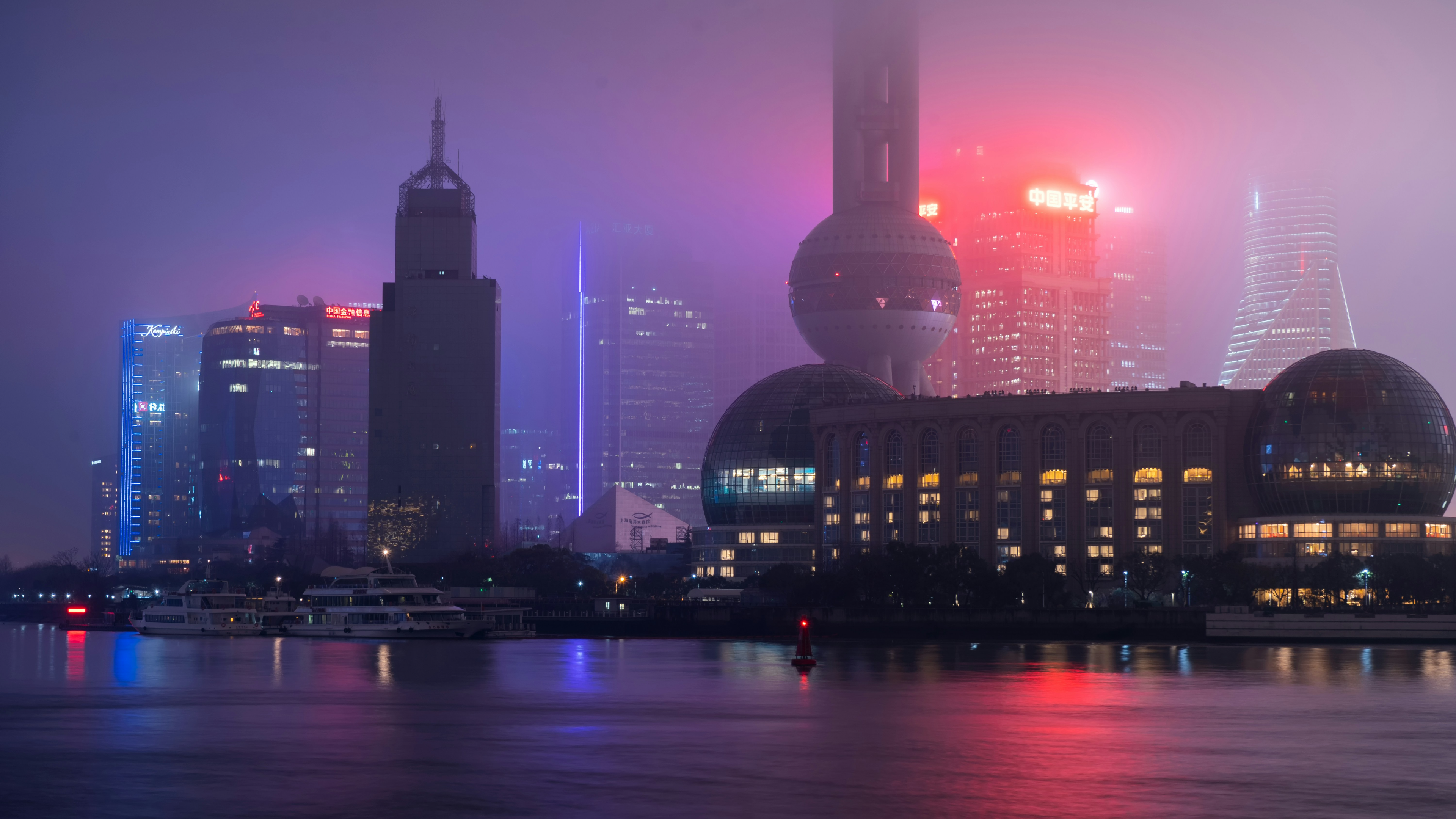 唯美景观 城市 建筑 公寓 船 渡轮 树木 雾 灯光 夜 天际线 摩天大楼 霓虹灯 手机壁纸 3840×2160