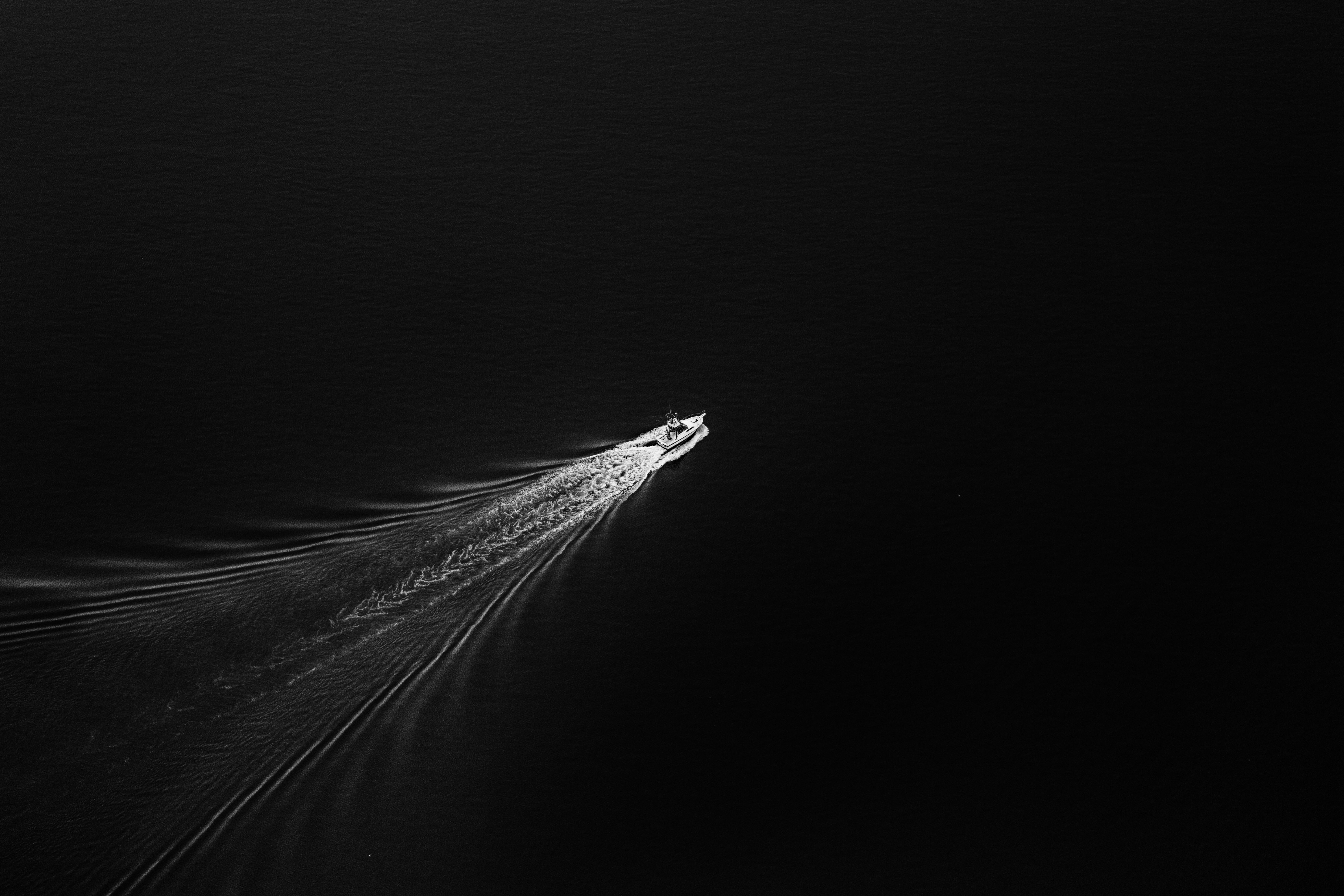 船 水 波浪 水波纹 单色照片 壁纸 5811×3874