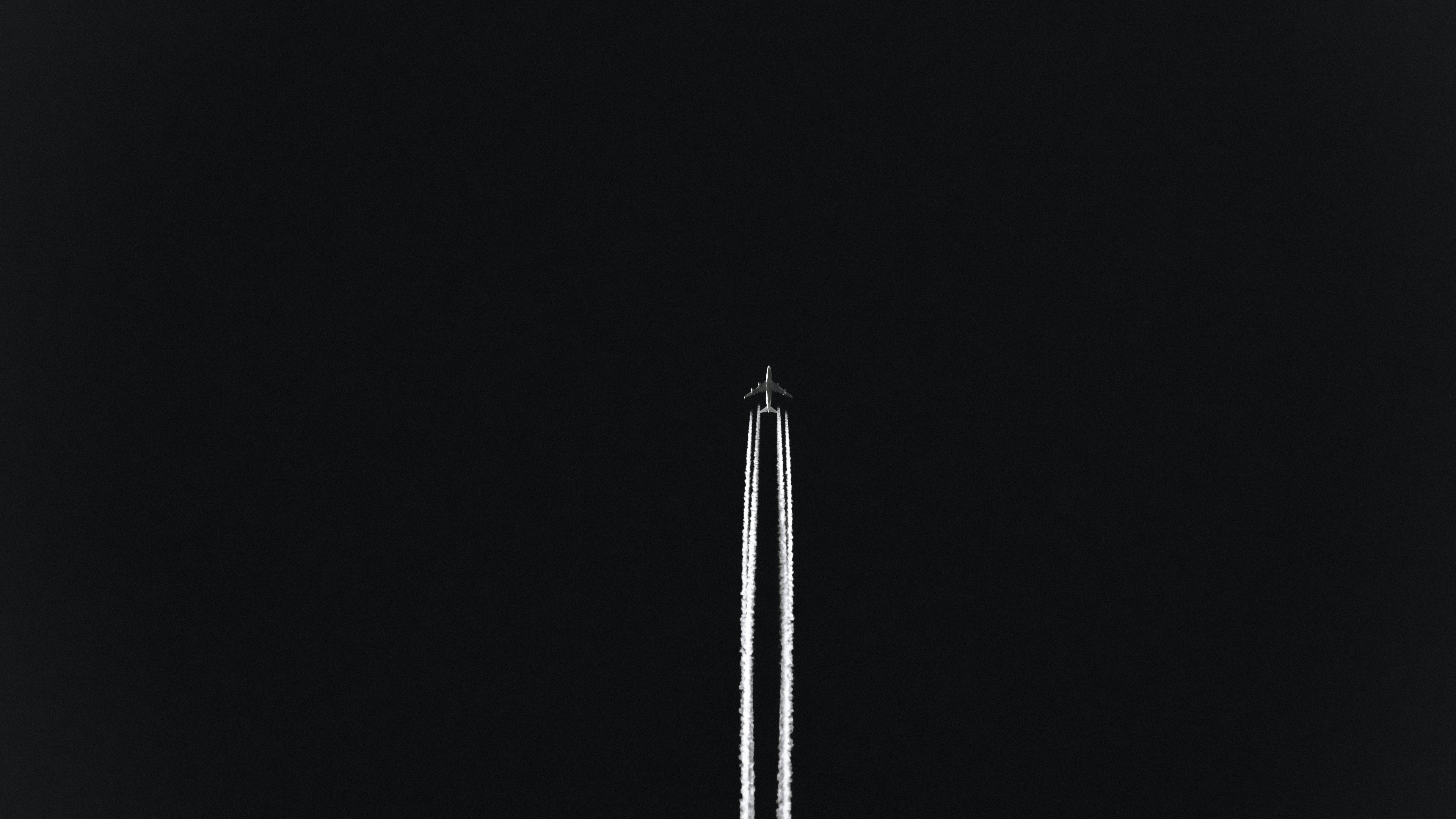 热门飞机 天空 烟雾 简单背景 黑色背景 极简主义 单色 高清壁纸 3840×2160