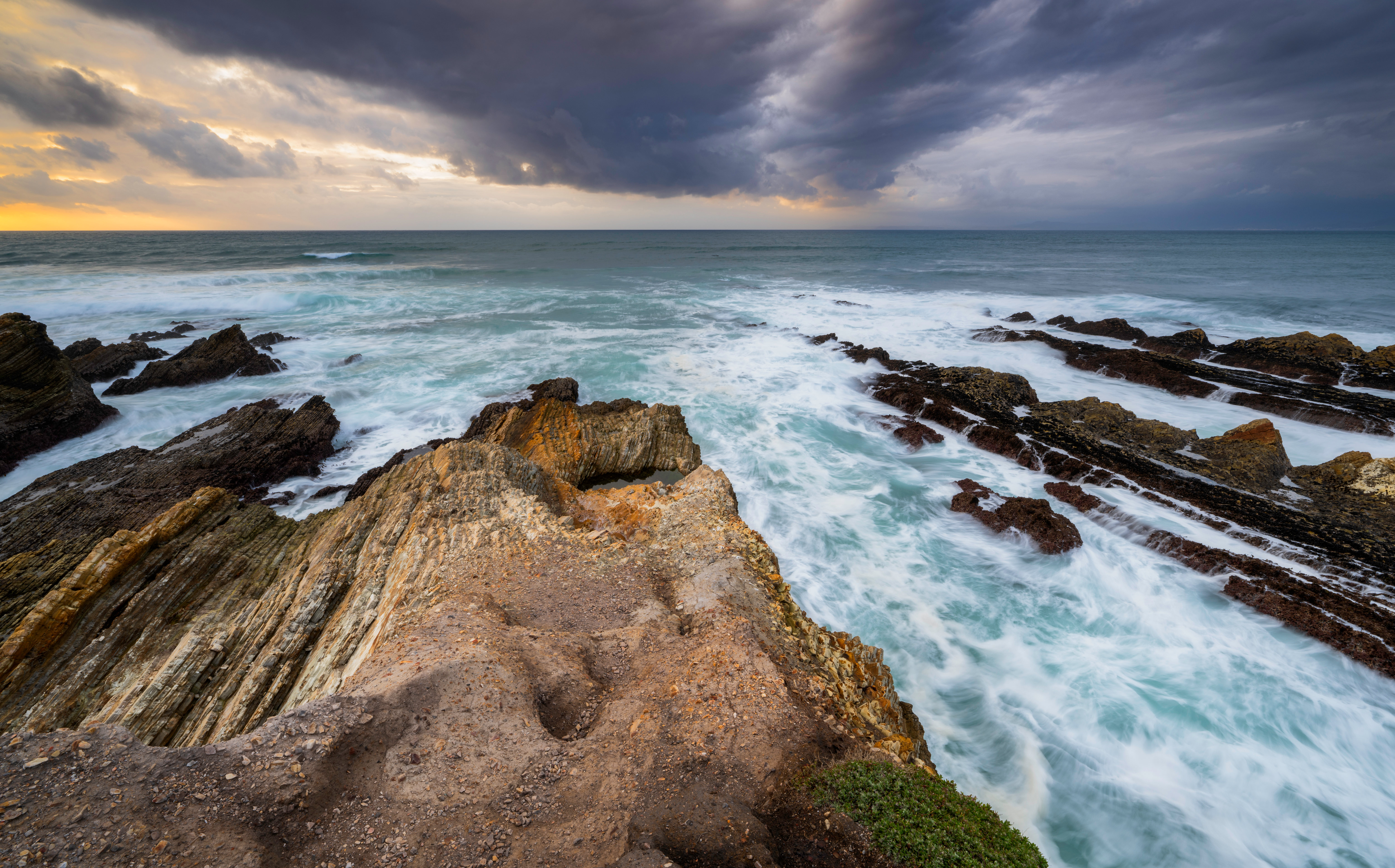 风景 摄影 海洋 悬崖 小径 天空 水 云 岩石 波浪 4K高清壁纸 6144×3825