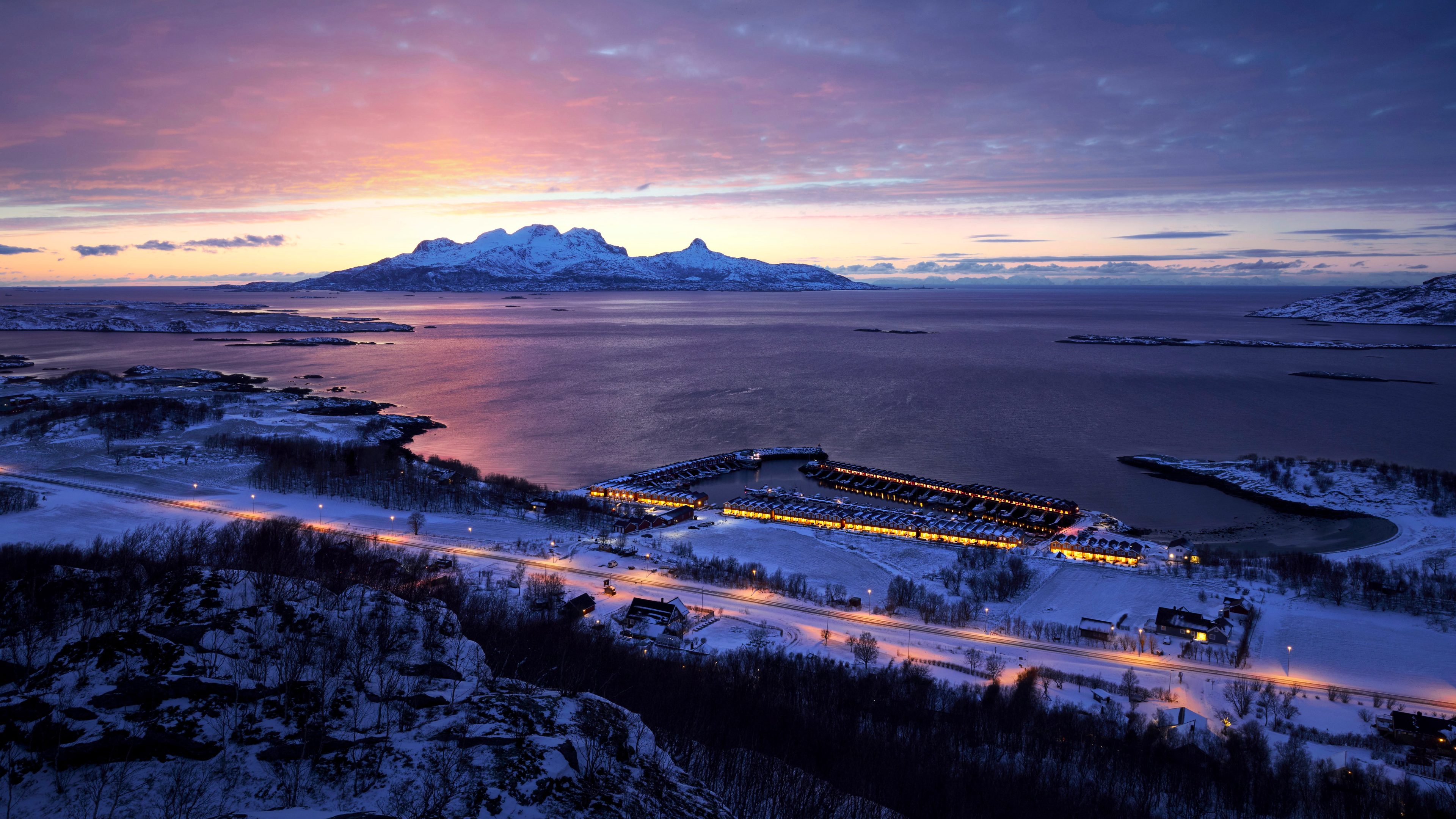 自然 风景 云 天空 树木 雪 冬天 道路 灯光 码头 山脉 远景 海 挪威 房子 汽车 船 壁纸 3840×2160