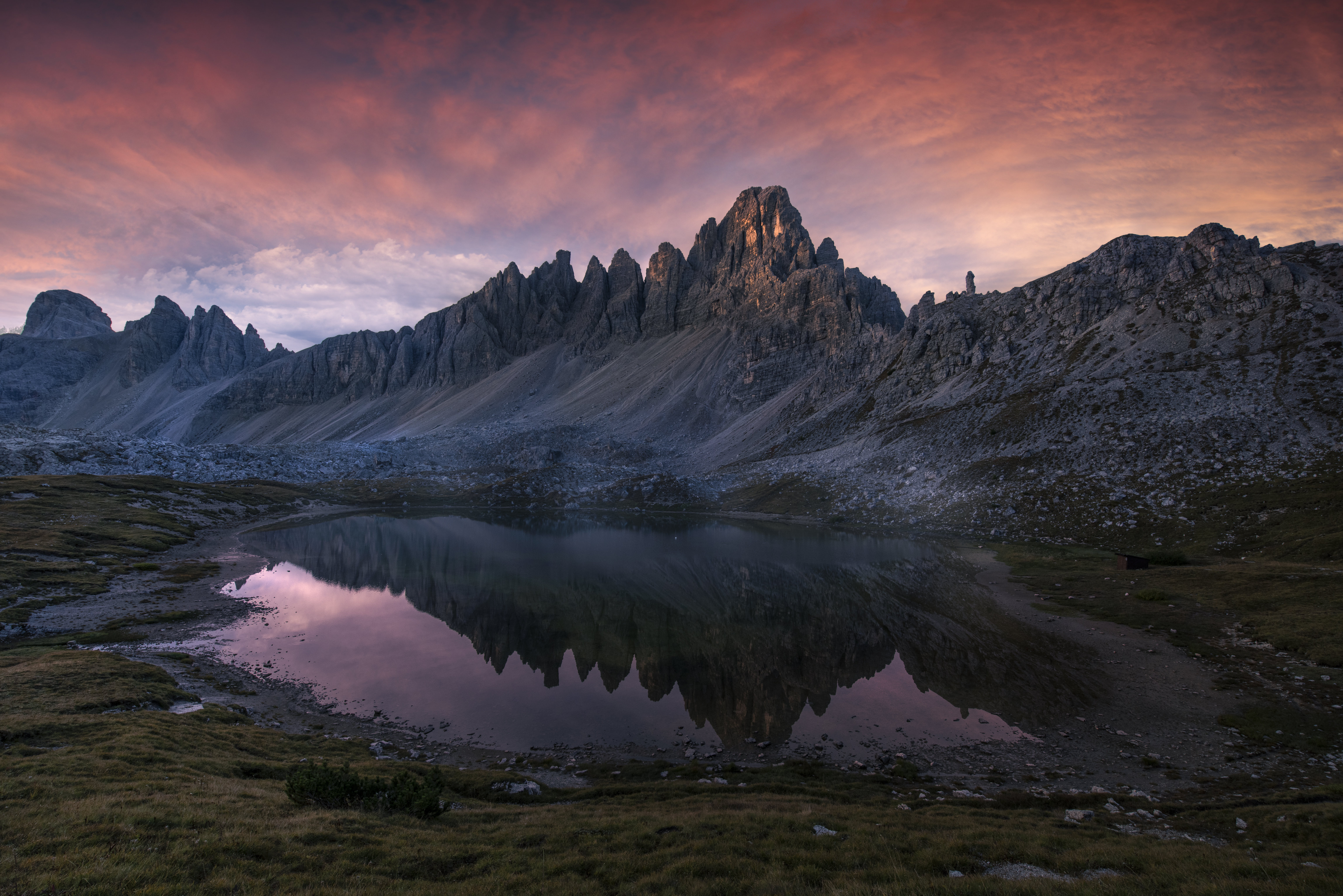 高清自然 风景 山脉 湖泊 水 草 云 天空 粉红色云 岩石 壁纸 6143×4100