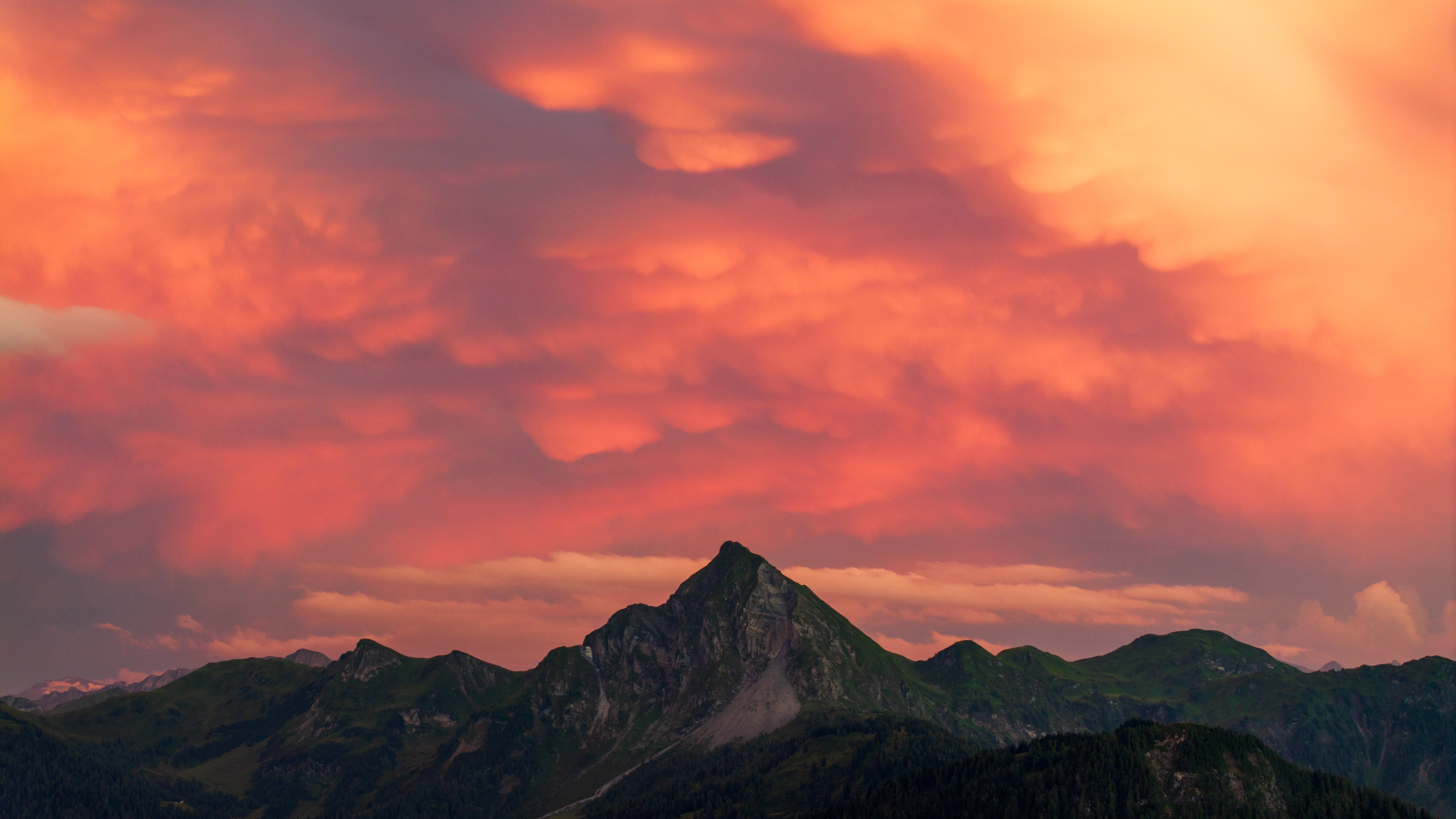 自然 风景 山脉 天空 云 粉红色 树木 无人机 照片 4K高清壁纸 3840×2160