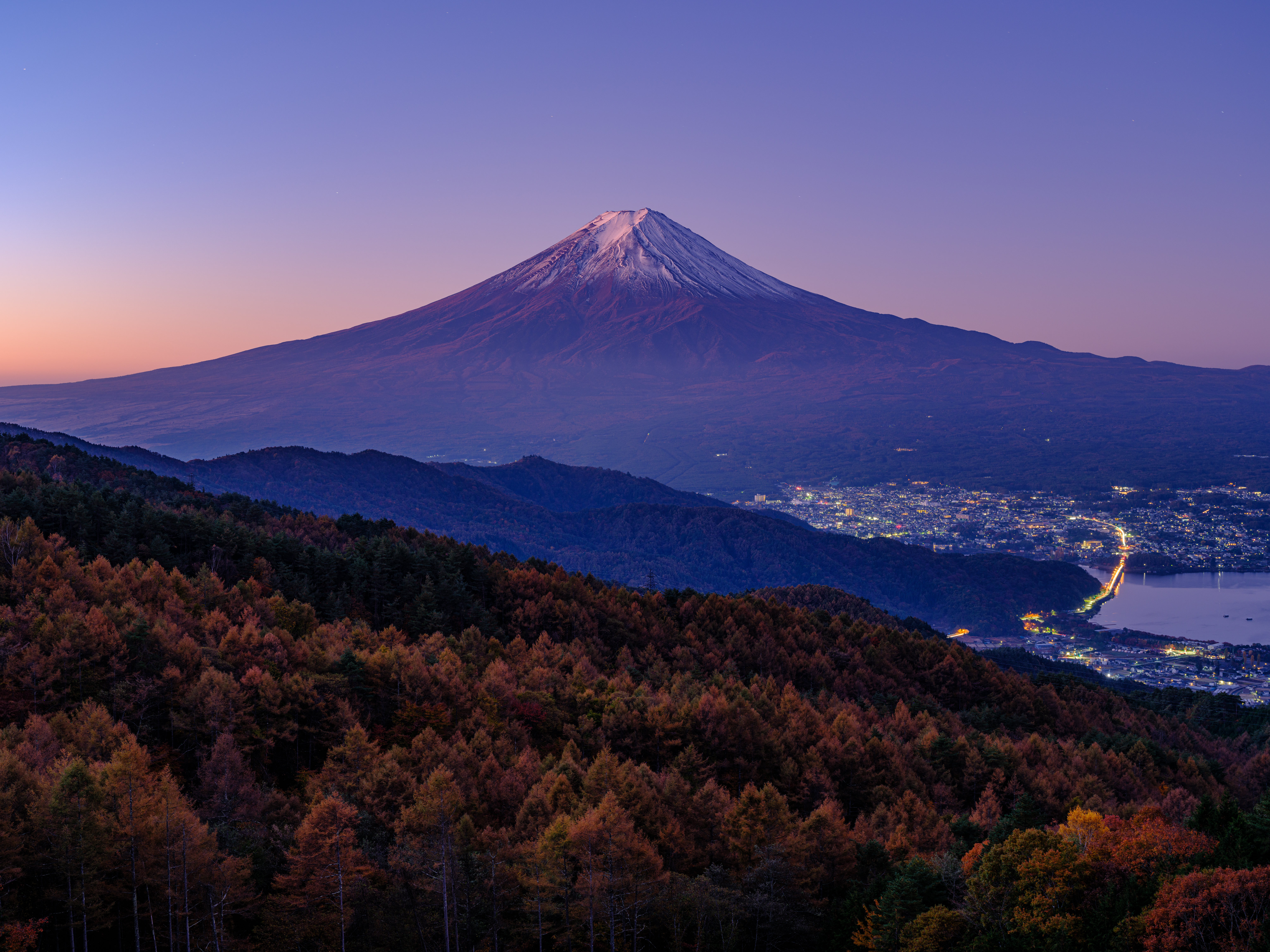 自然 风景 天空 晴朗 城镇 灯光 远景 树木 森林 夕阳 4K高清壁纸 6144×4608