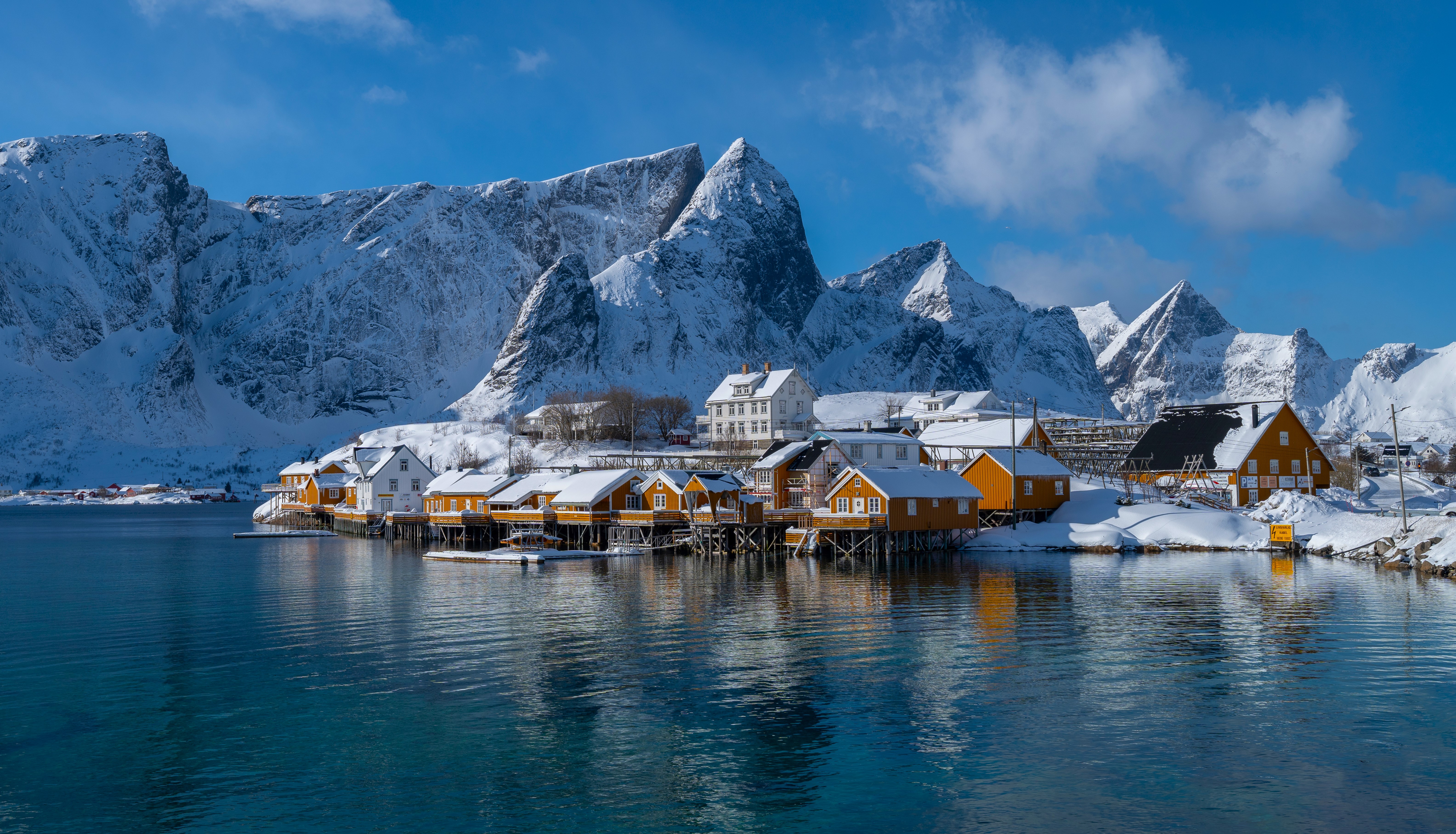 经典自然 风景 房屋 村庄 山脉 雪 冬天 云 天空 水 码头 壁纸 6338×3629