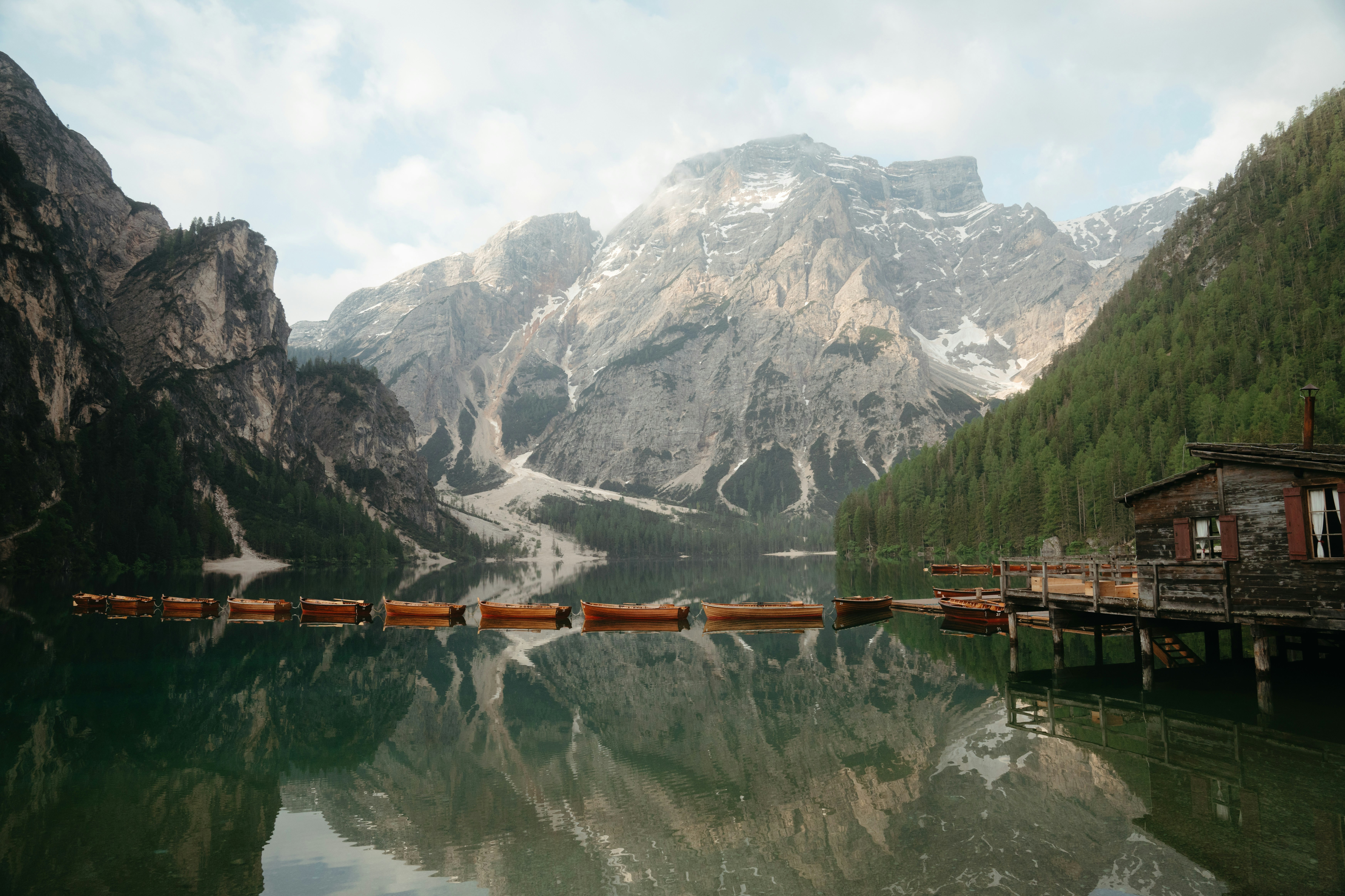 风景 自然 水 湖 倒影 船 山 雪 高清壁纸 6986×4657