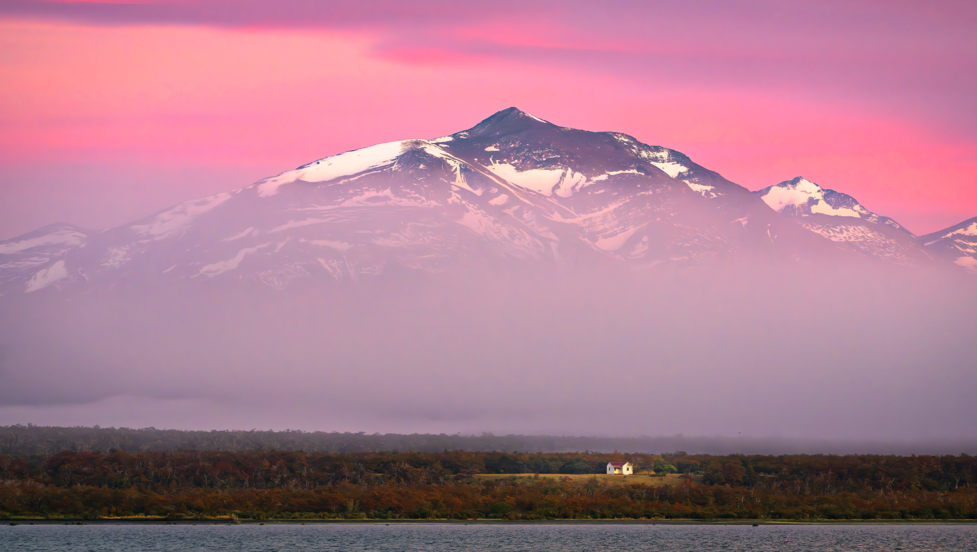 经典自然 风景 树木 天空 山脉 房屋 河流 粉红色的云 薄雾 远景 雪山 高清壁纸 4000×2260