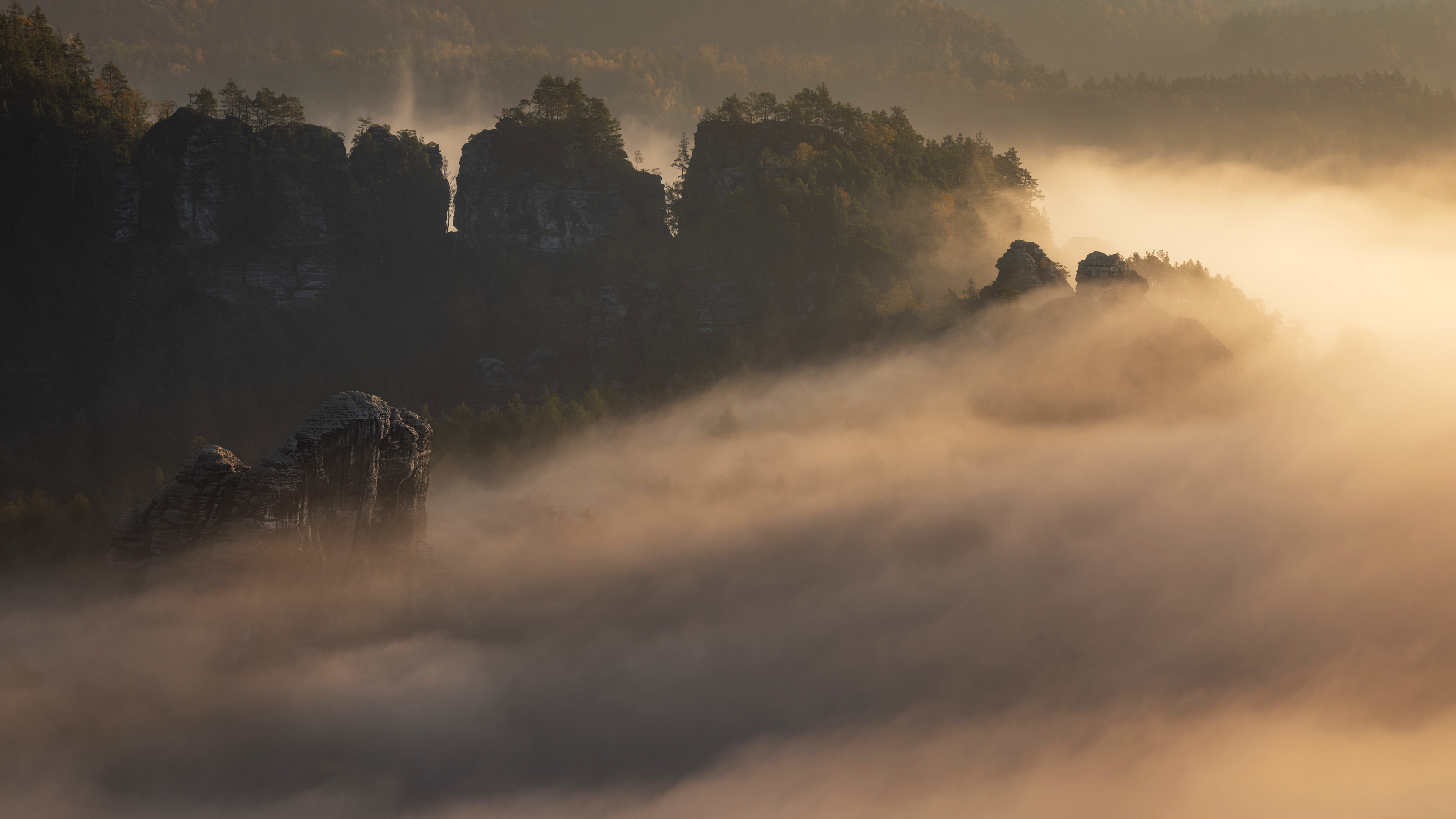 高清自然 景观 山脉 岩石 雾 树木 山景 日出 黄金时刻 壁纸 3840×2160