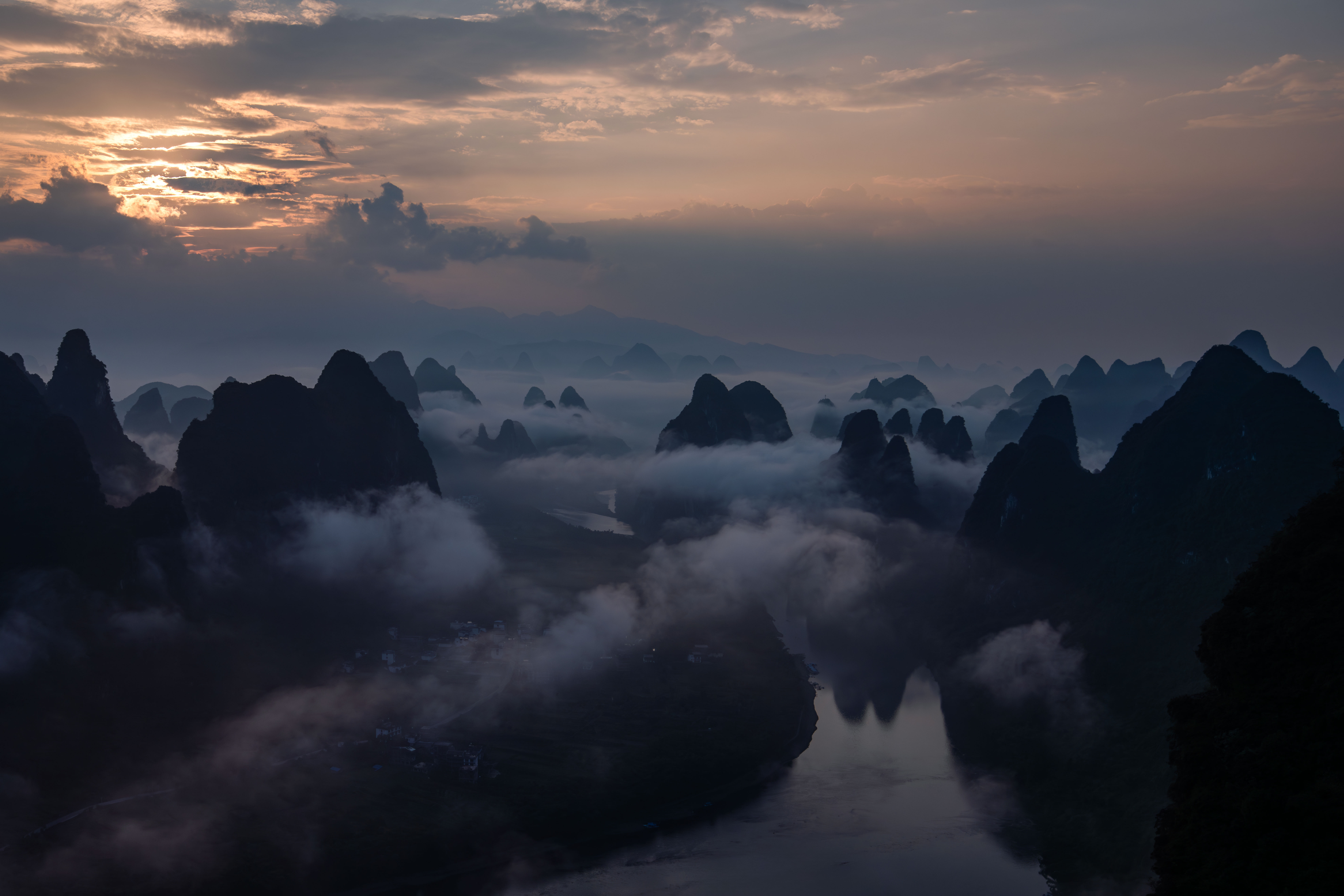 高清湖泊 雾 山顶 山峦 连绵 国画 国风 神韵 手机壁纸 7907×5272