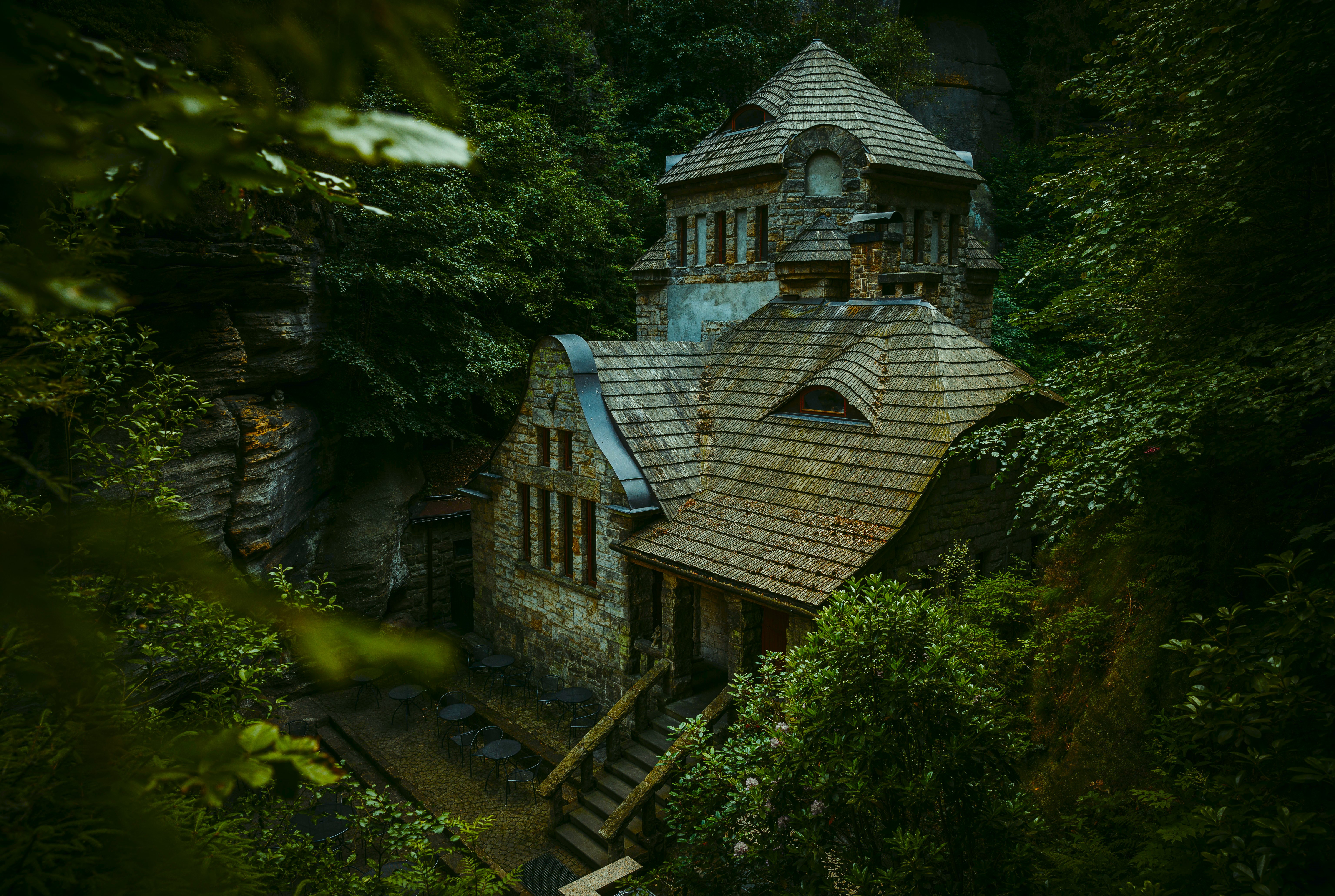 树木 植物 椅子 建筑 老建筑 森林 石头 历史建筑 4K高清壁纸 6144×4123