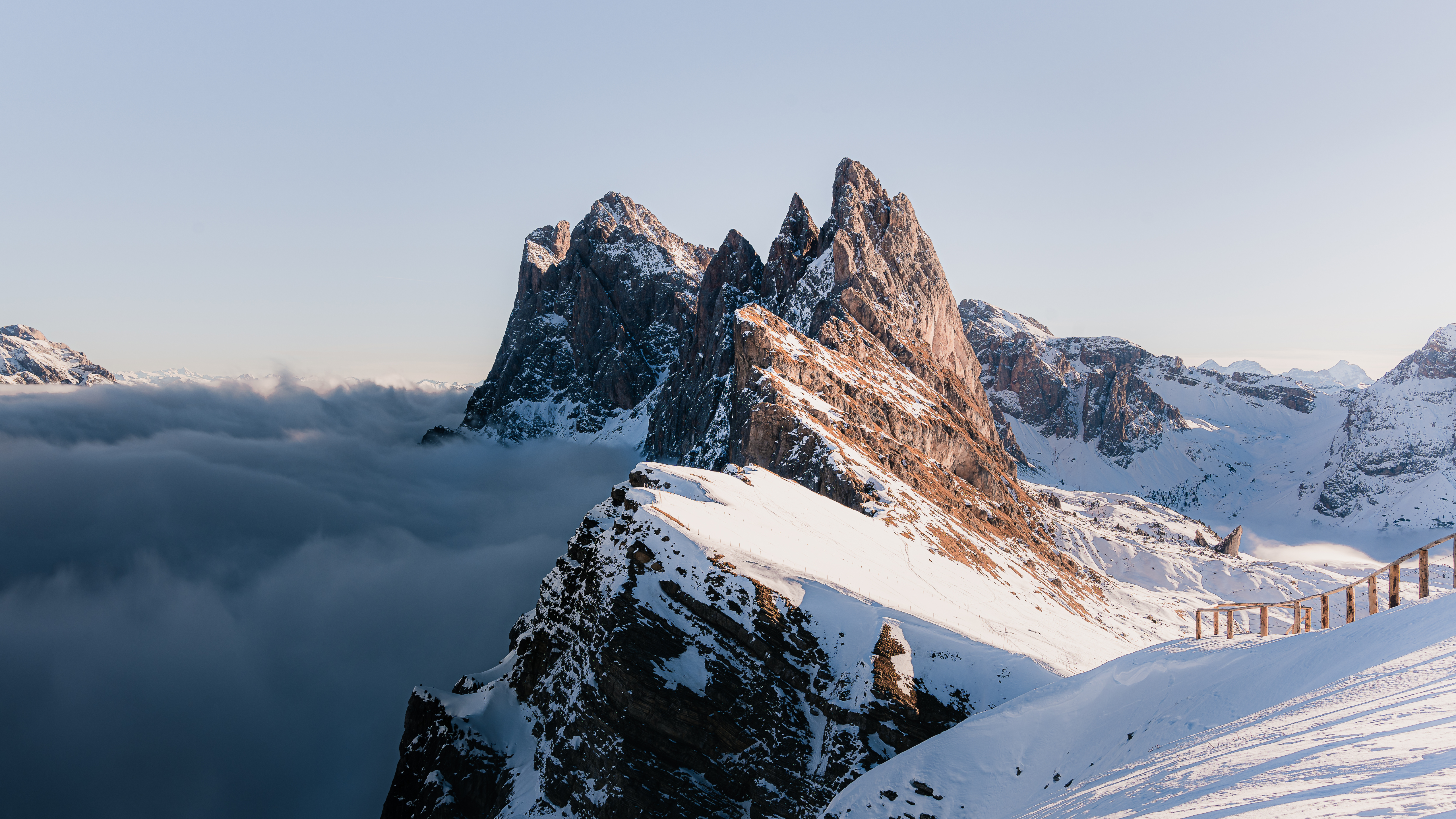 热门自然 风景 山脉 雪 云 天空 栅栏 岩石 冬天 桌面壁纸 5120×2880