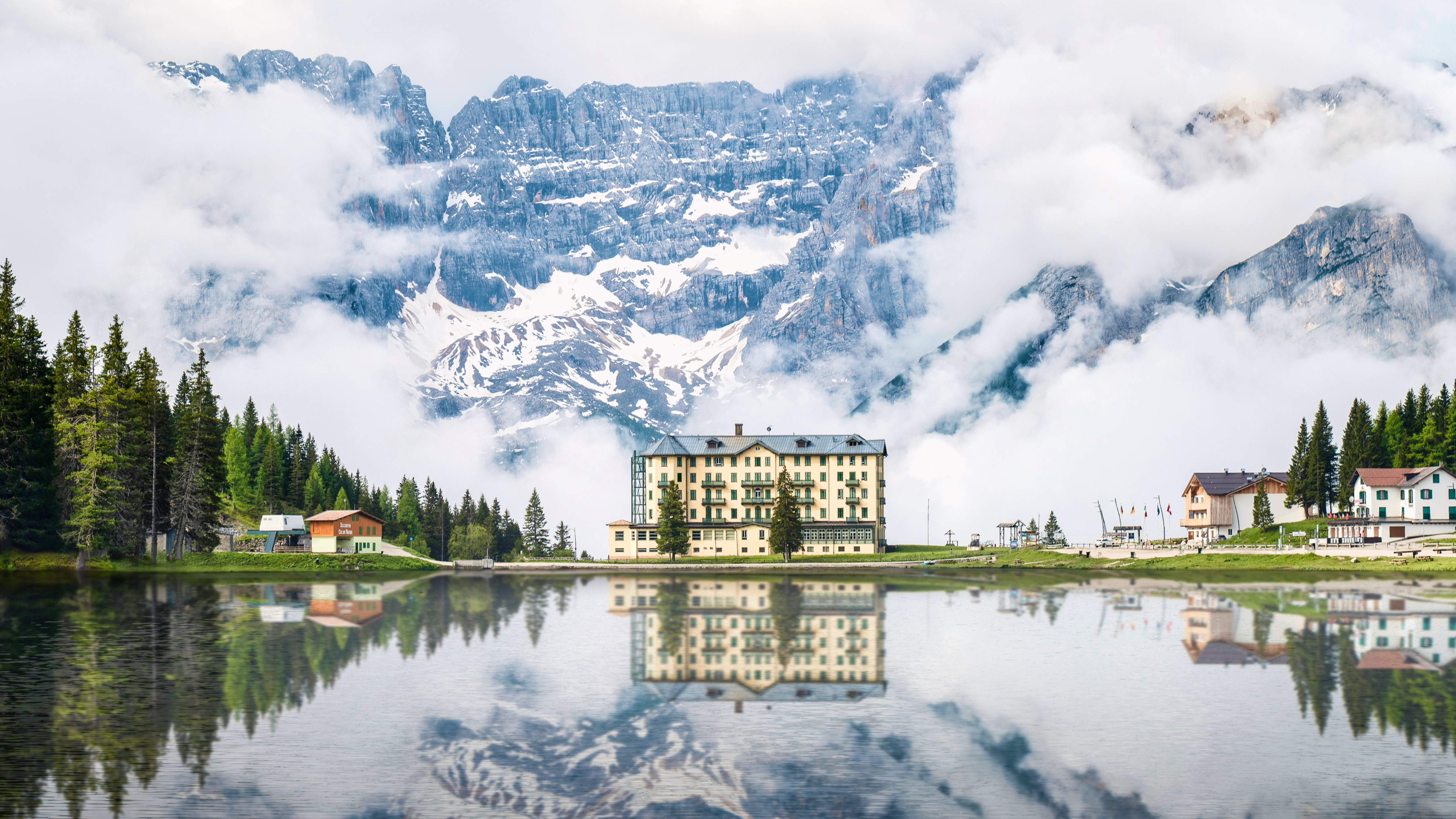 风景 豪宅 山脉 岩石 房屋 湖泊 倒影 云 树木 涟漪 4K高清壁纸 5120×2880