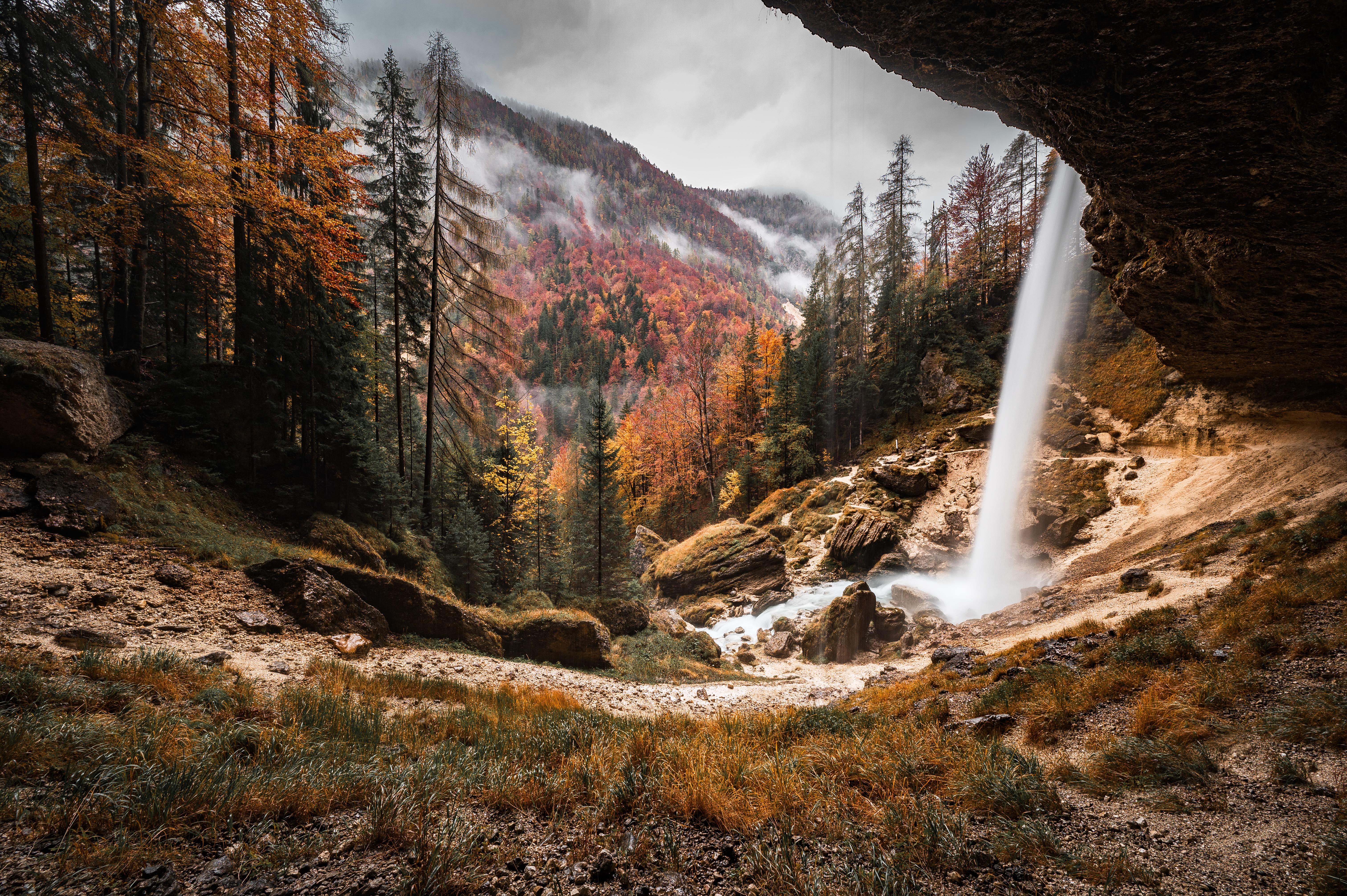 自然 风景 森林 瀑布 洞穴 雾 云 秋天 4K高清壁纸 6048×4024