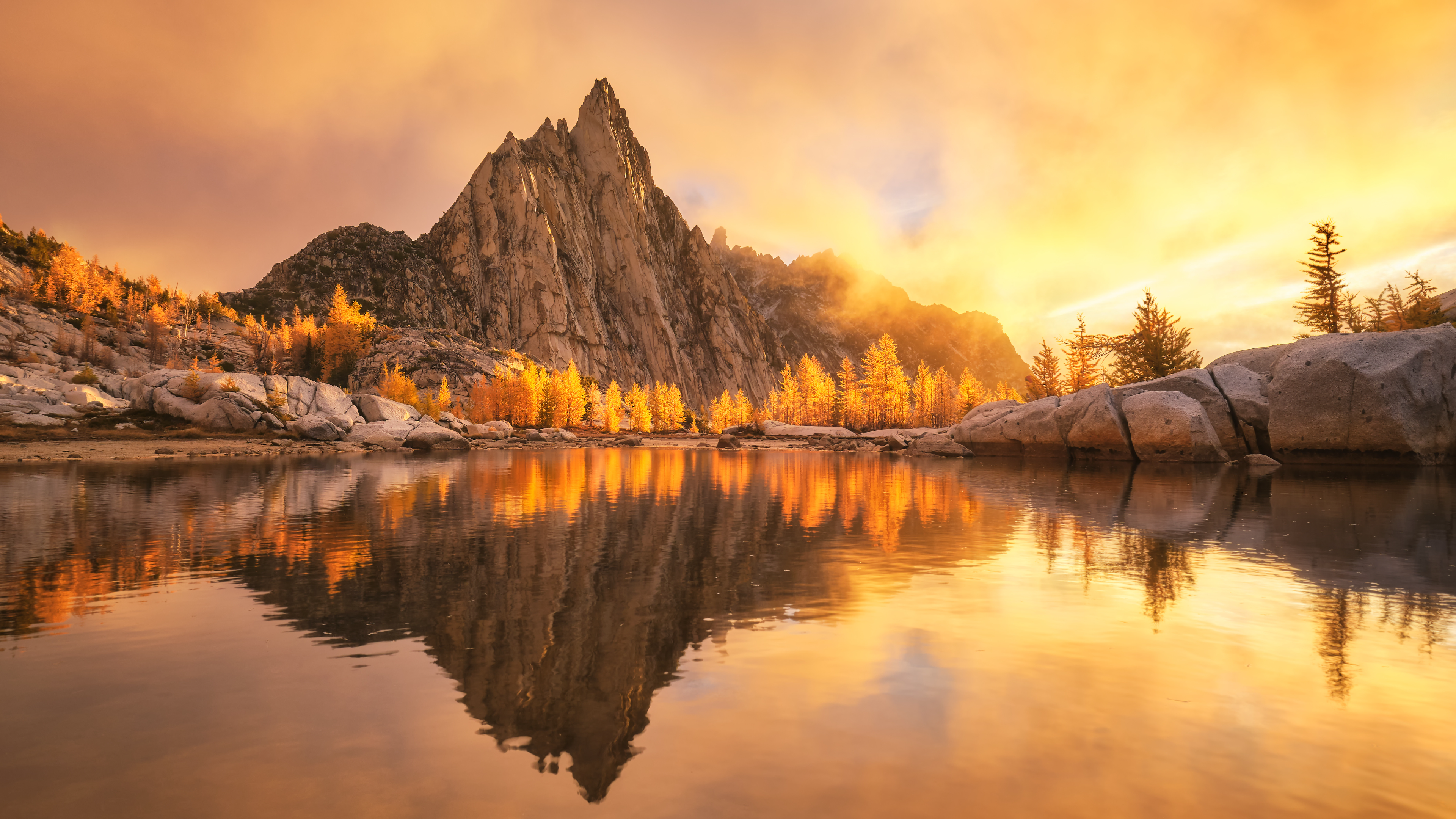 自然 景观 树木 秋天 岩石 水 湖泊 山脉 云 手机壁纸 3840×2160
