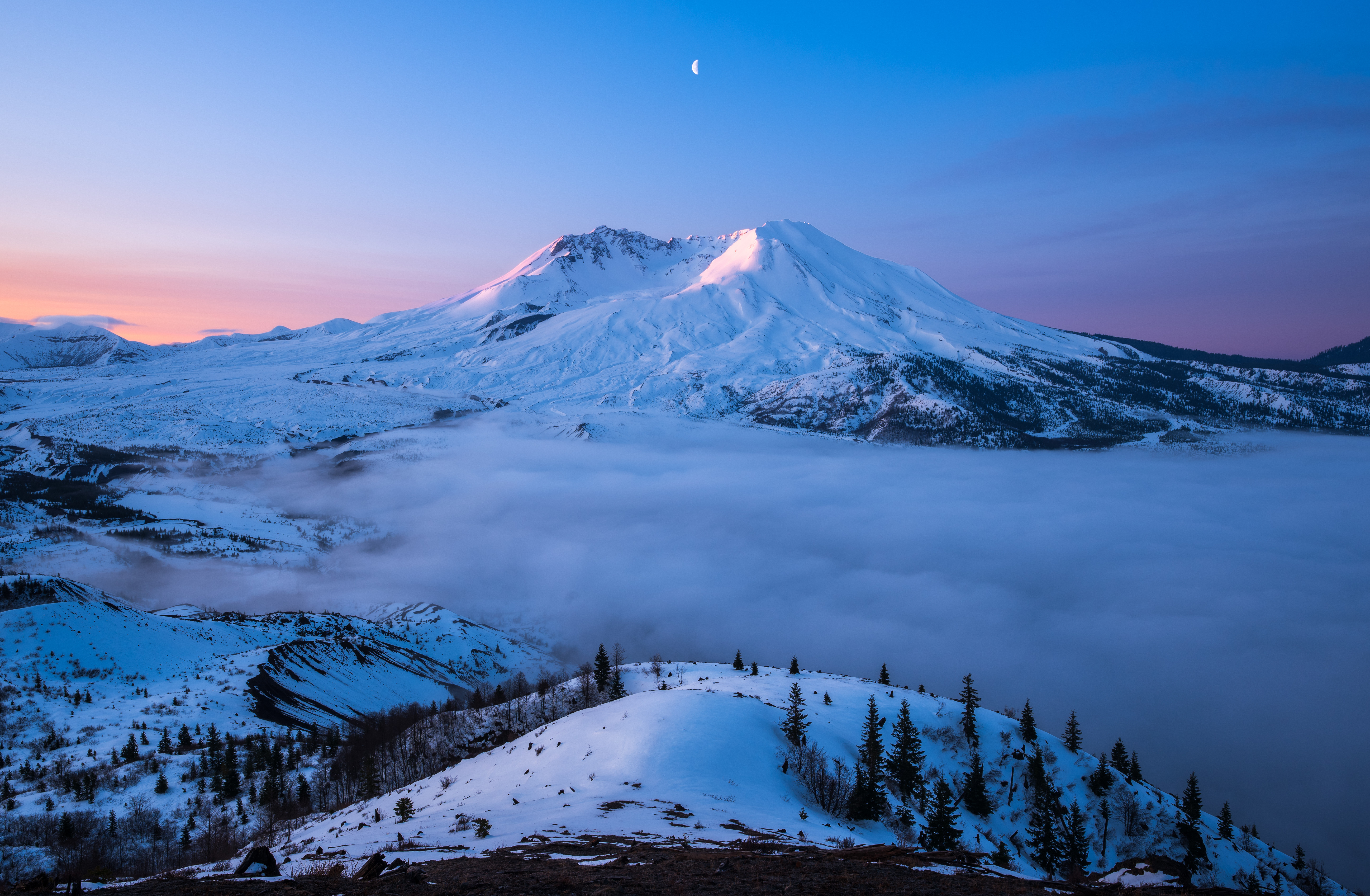 高清自然 景观 山脉 雪 冬天 树木 新月 云 天空 壁纸 5768×3774