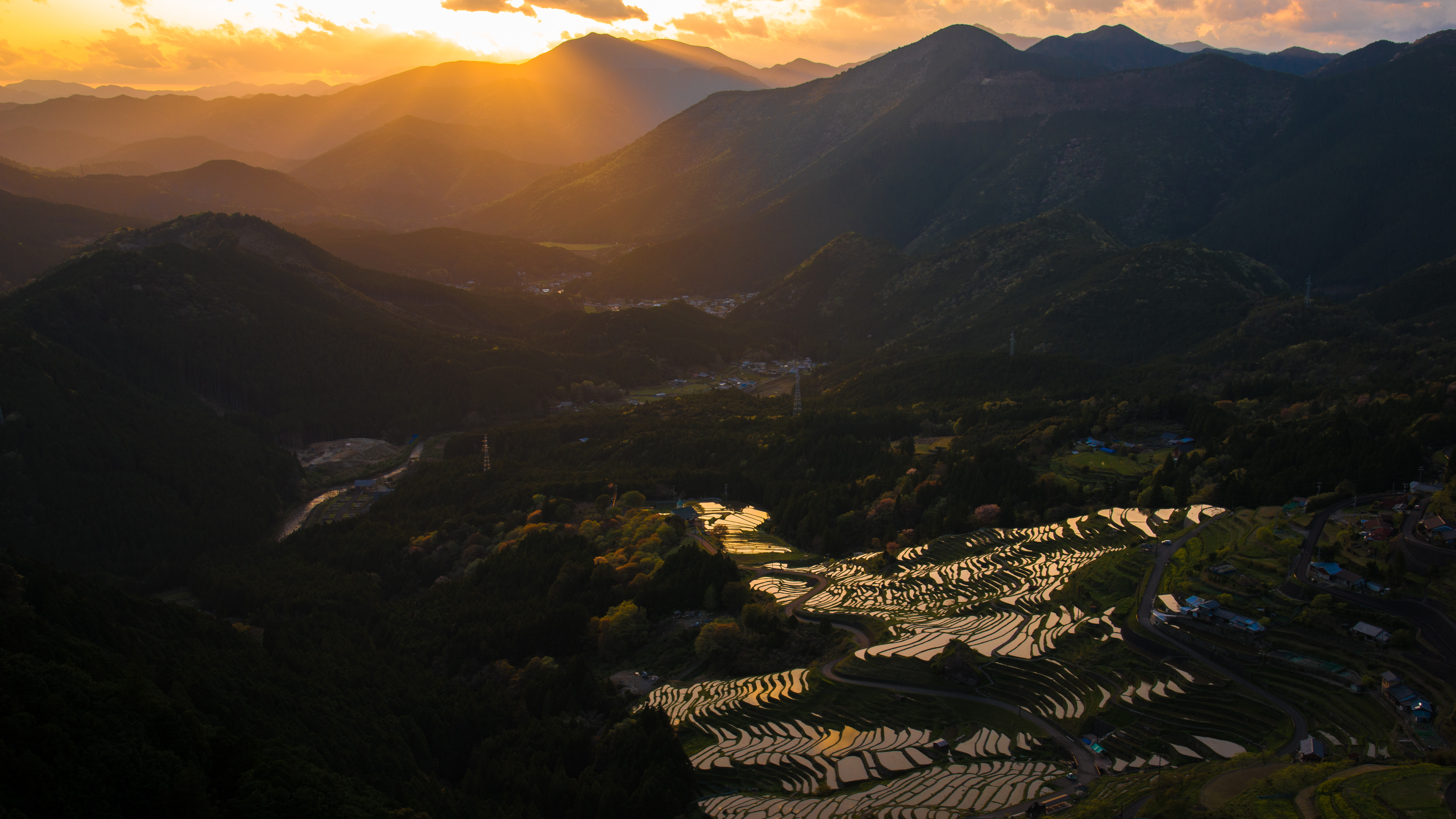 超清自然 风景 天空 山脉 树木 森林 城镇 农场 远景 电线 弱光 稻田 夕阳 阳光 壁纸 5120×2880