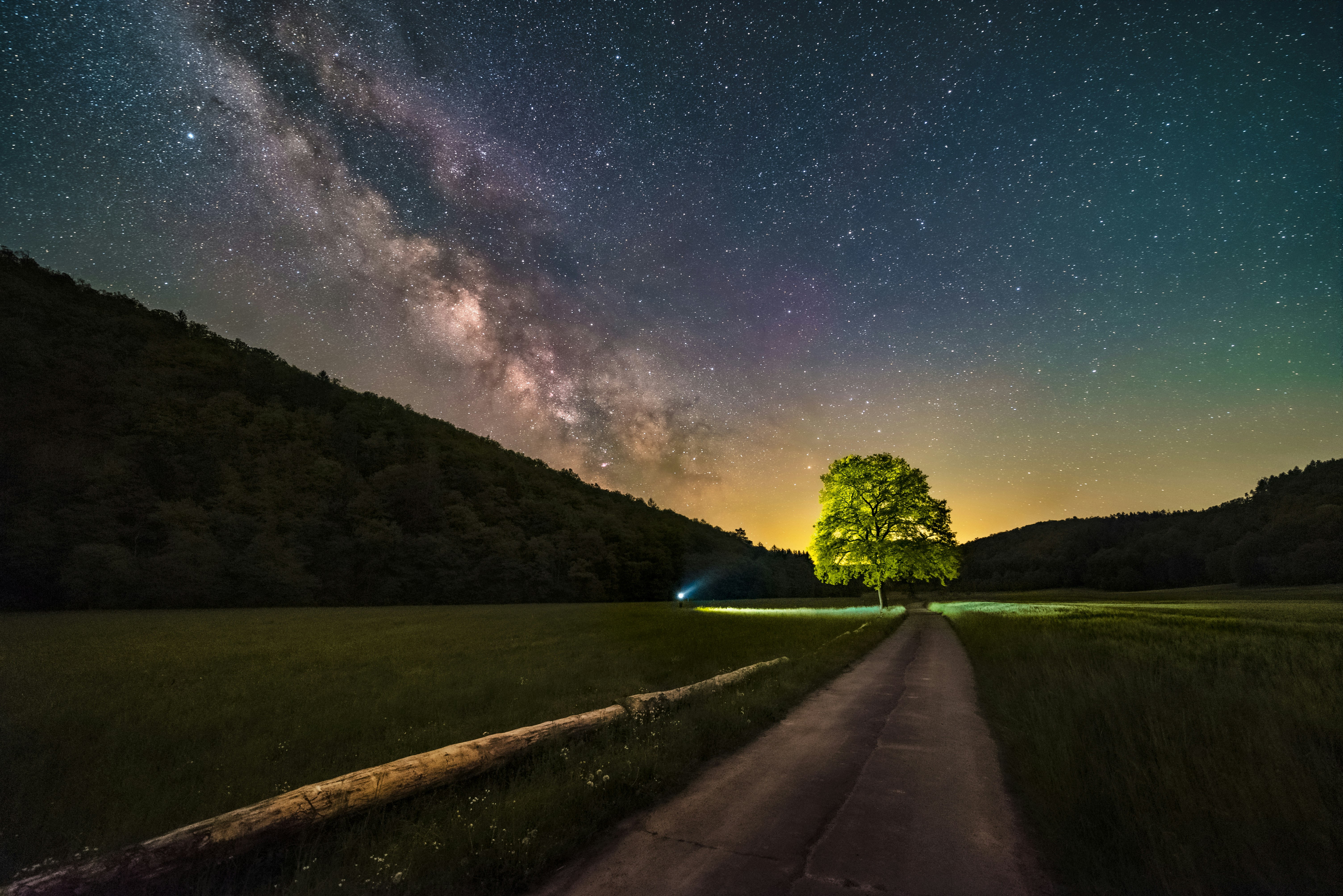 唯美自然 银河 道路 夜晚 星星 弱光 桌面壁纸 6016×4016