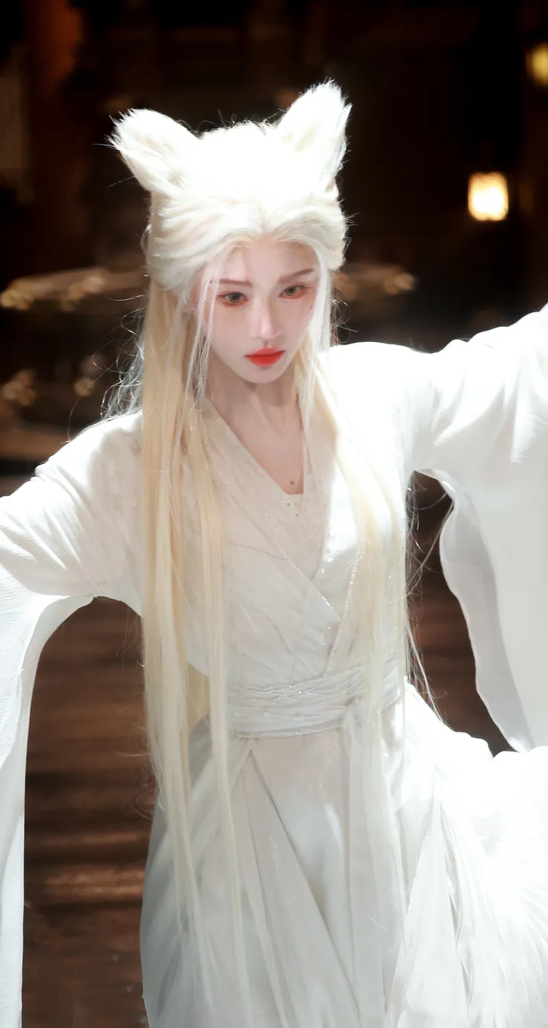 经典鞠婧祎 白发 狐狸 美女 手机1080P 壁纸 2160×3840