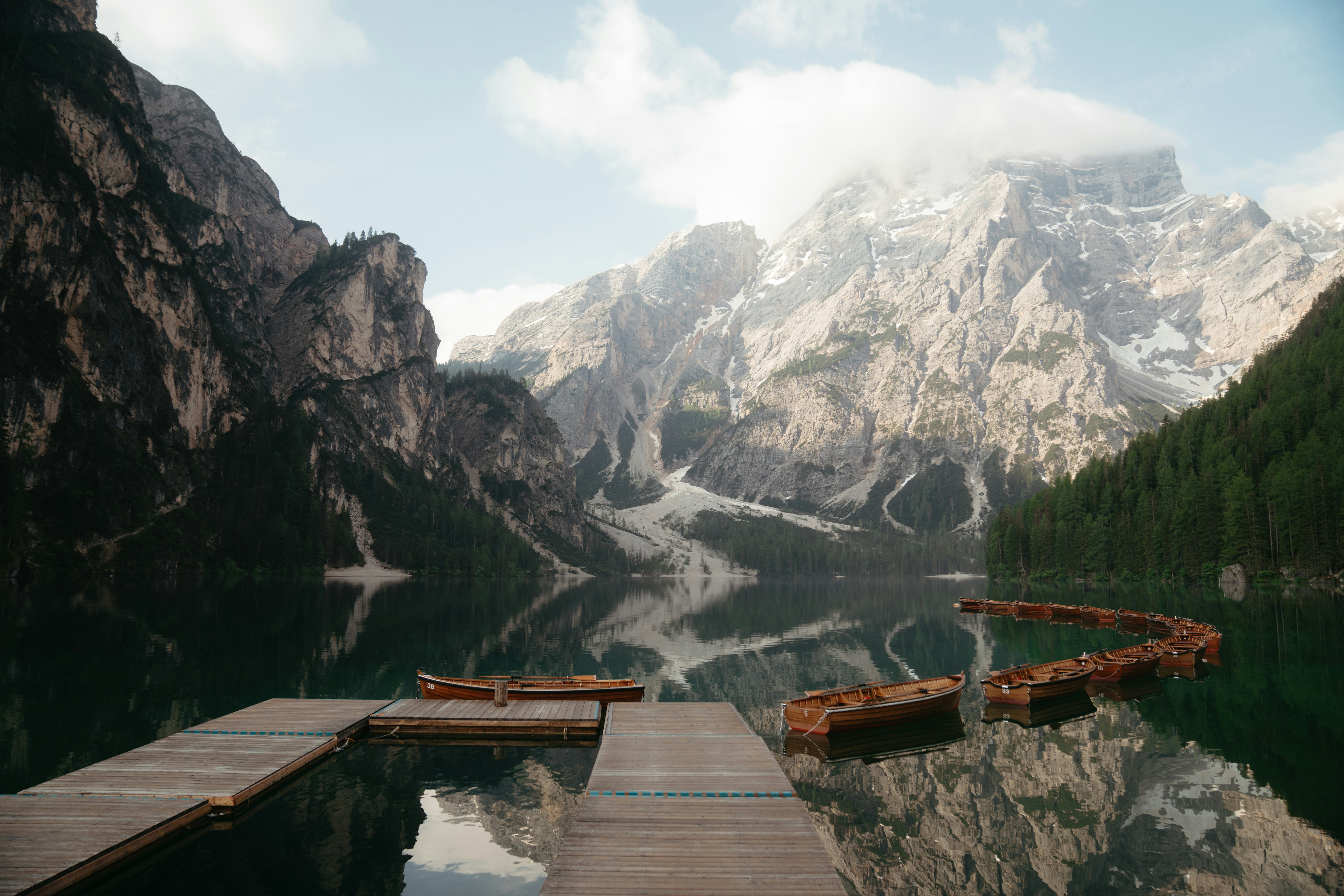 经典风景 湖泊 水 森林 自然 山脉 倒影 船 树木 天空 桌面壁纸 6833×4555